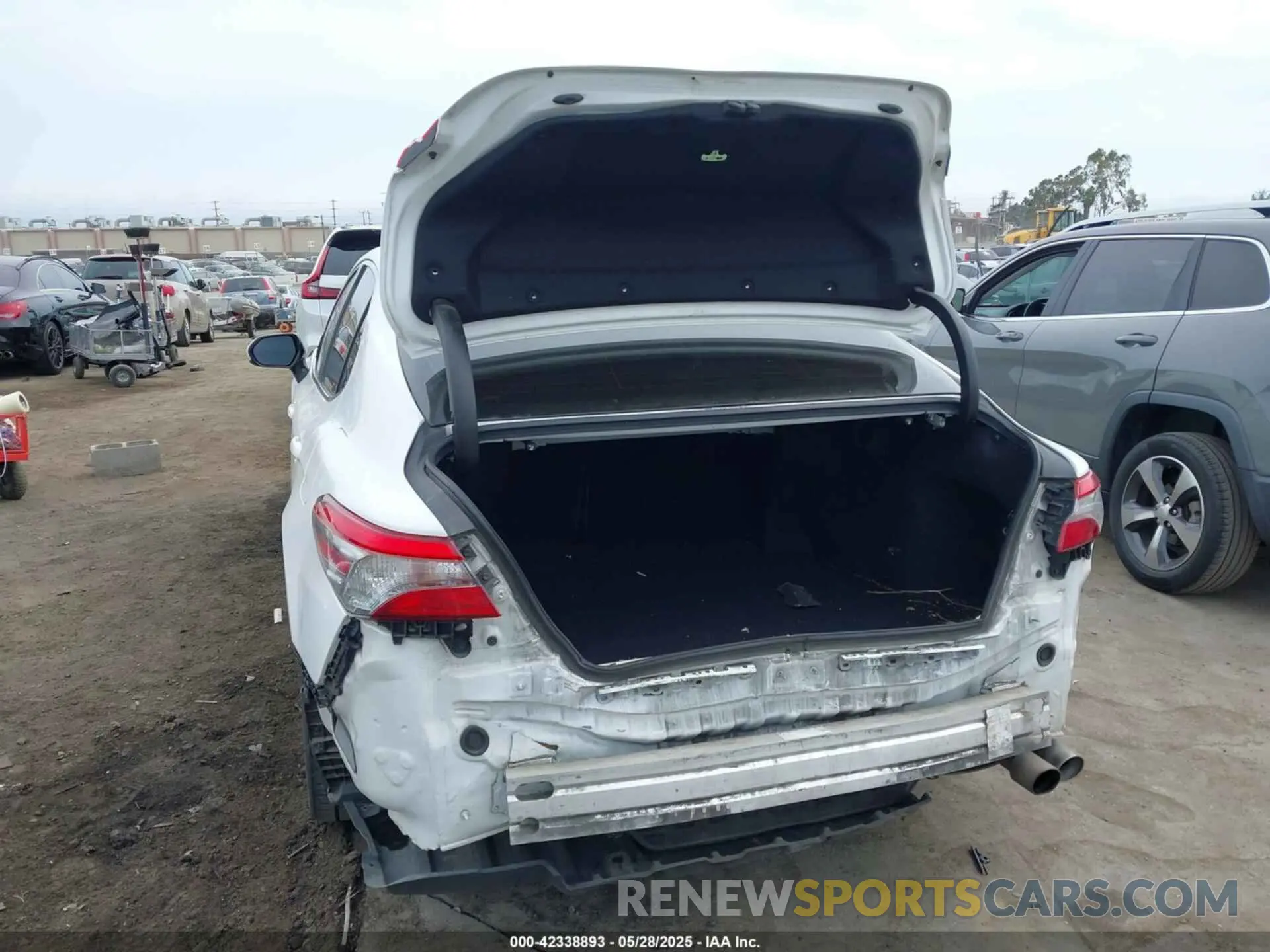 6 Photograph of a damaged car 4T1B11HK3KU211105 TOYOTA CAMRY 2019