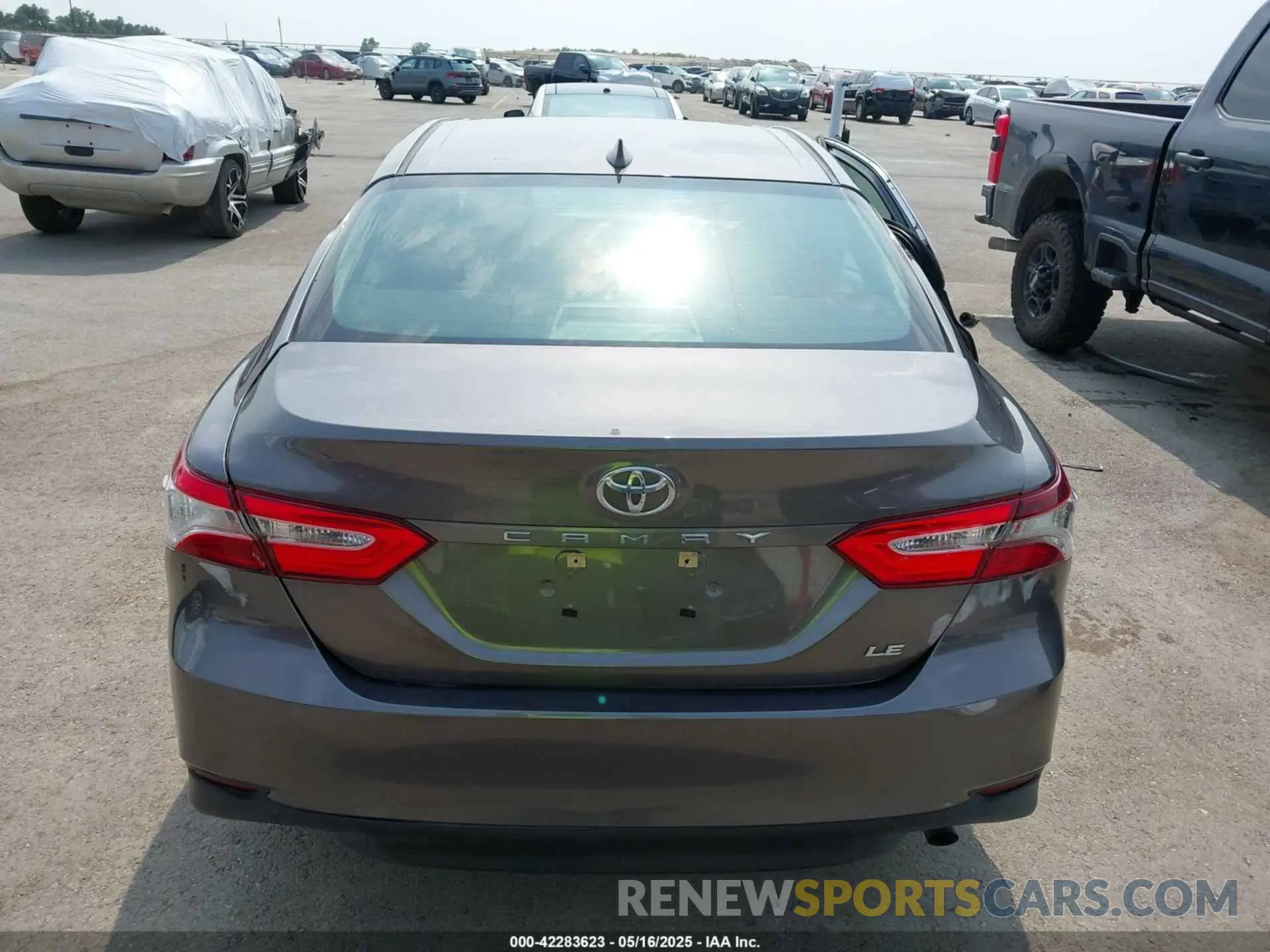 16 Photograph of a damaged car 4T1B11HK3KU268999 TOYOTA CAMRY 2019