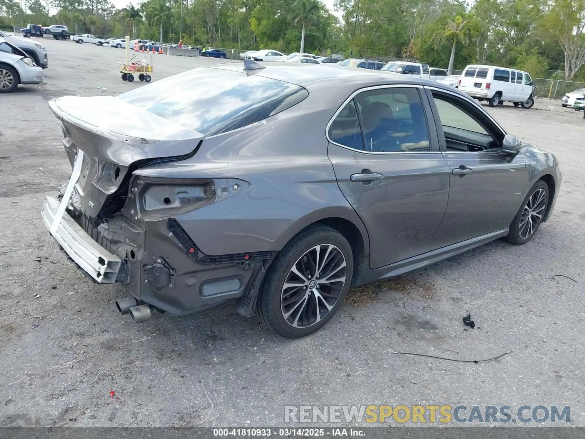 4 Photograph of a damaged car 4T1B11HK3KU276472 TOYOTA CAMRY 2019