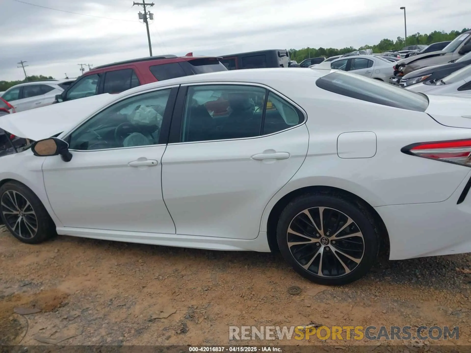 14 Photograph of a damaged car 4T1B11HK3KU281333 TOYOTA CAMRY 2019