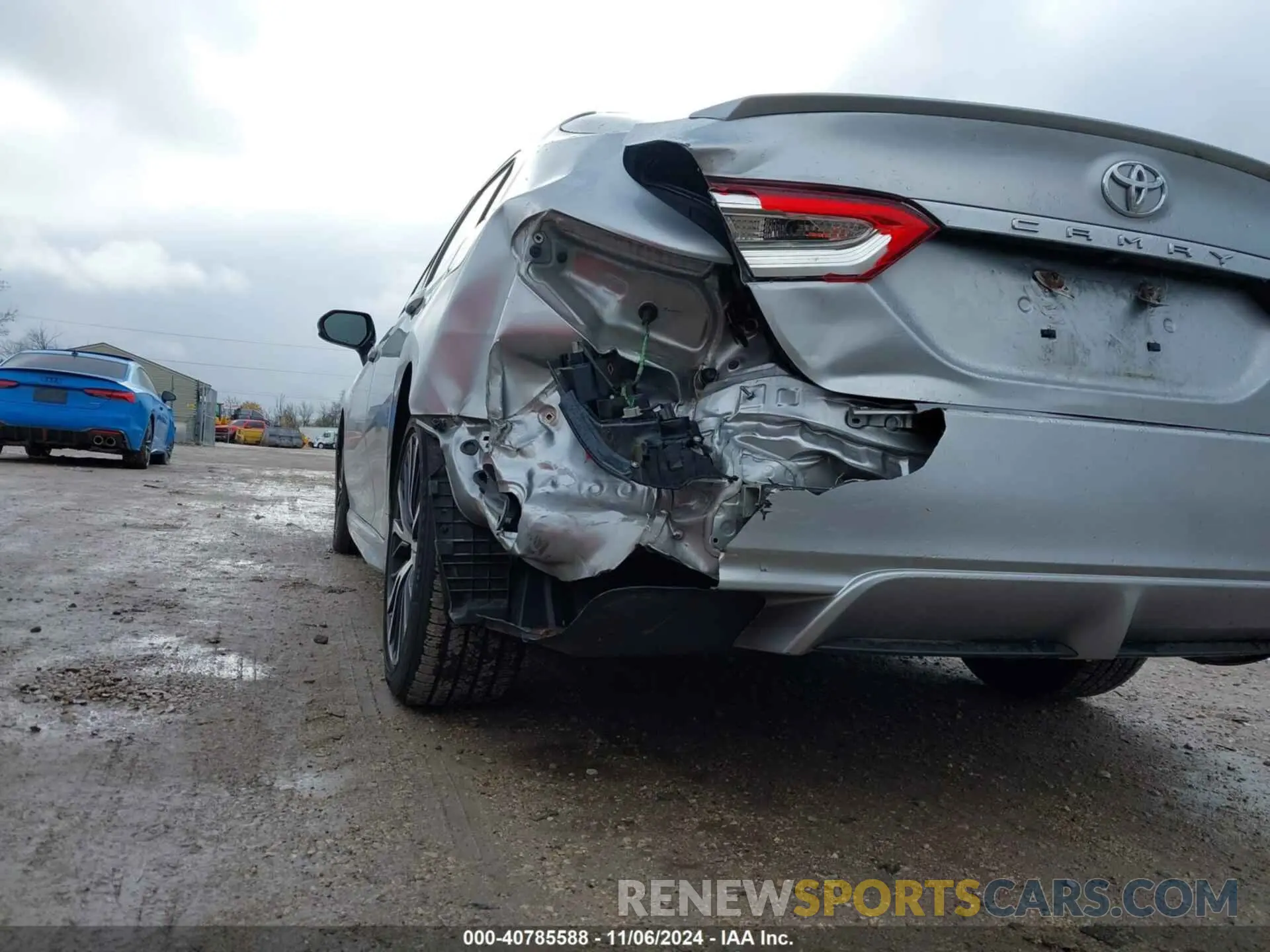 18 Photograph of a damaged car 4T1B11HK3KU690562 TOYOTA CAMRY 2019