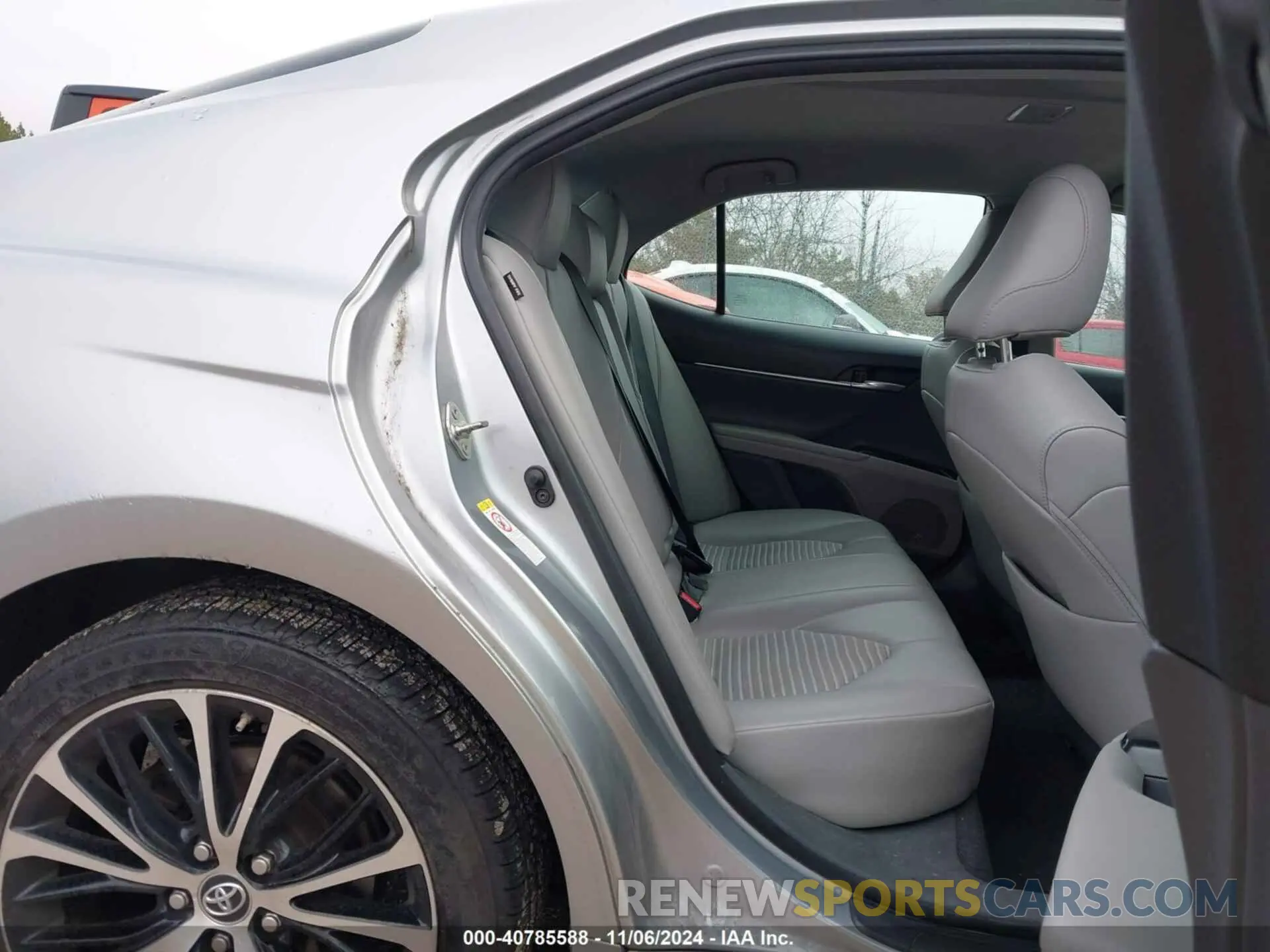 8 Photograph of a damaged car 4T1B11HK3KU690562 TOYOTA CAMRY 2019