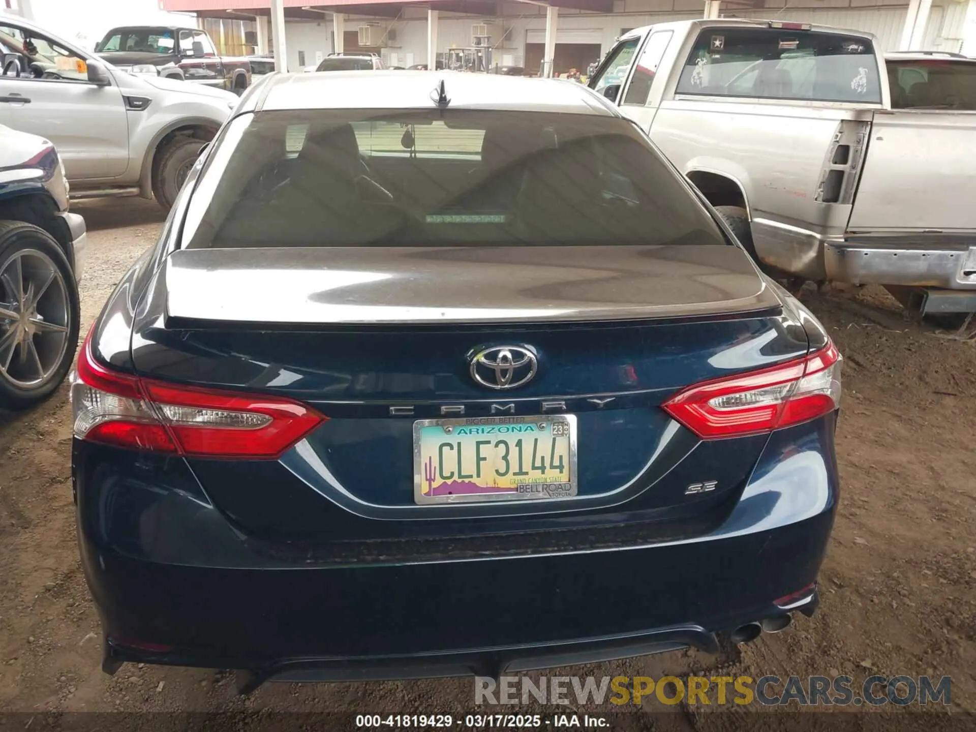 16 Photograph of a damaged car 4T1B11HK3KU705643 TOYOTA CAMRY 2019