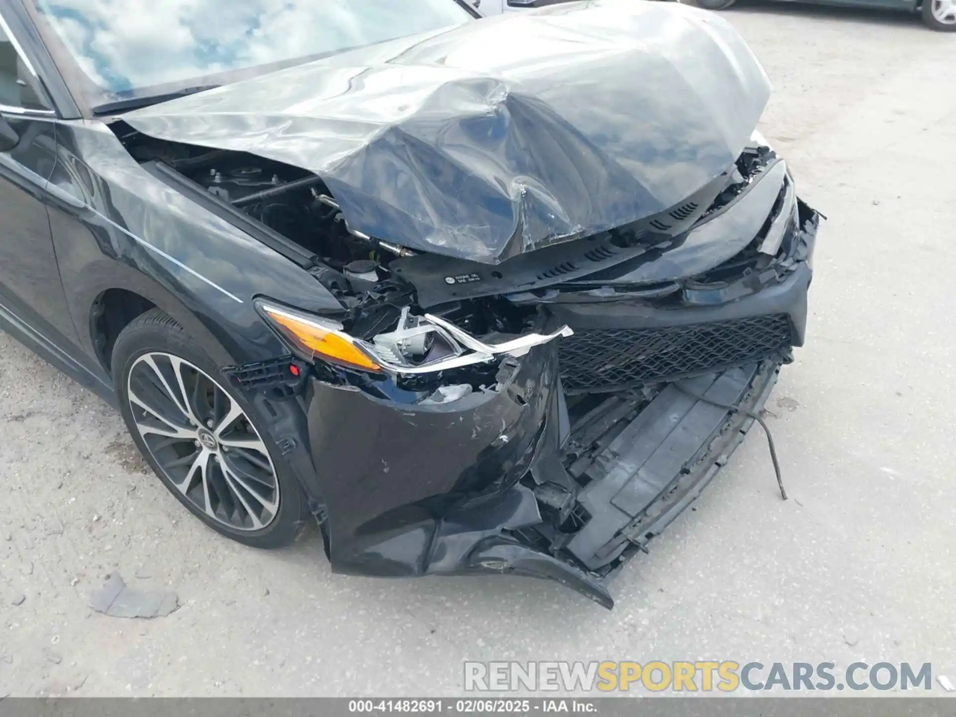 17 Photograph of a damaged car 4T1B11HK3KU735564 TOYOTA CAMRY 2019