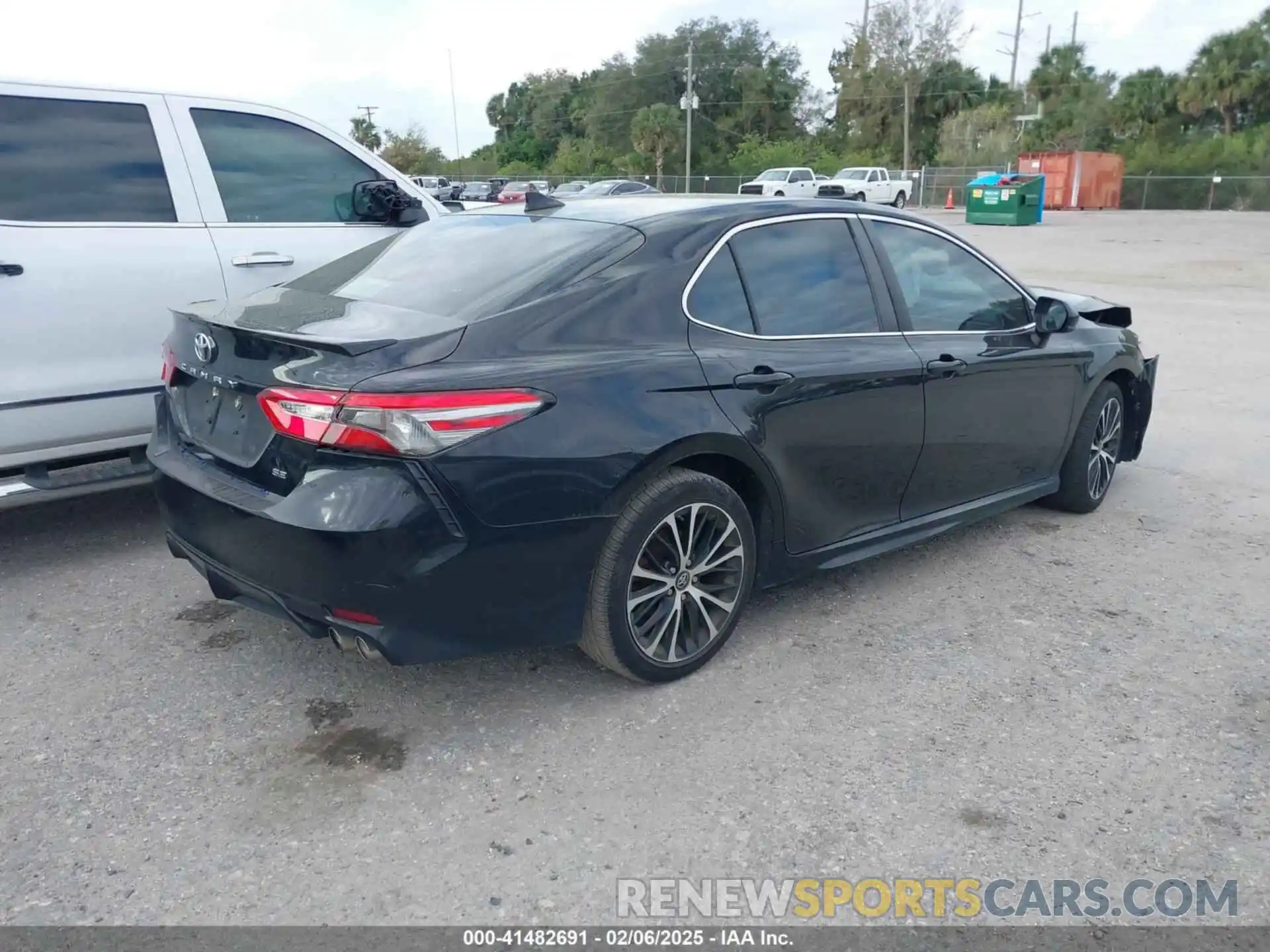 4 Photograph of a damaged car 4T1B11HK3KU735564 TOYOTA CAMRY 2019