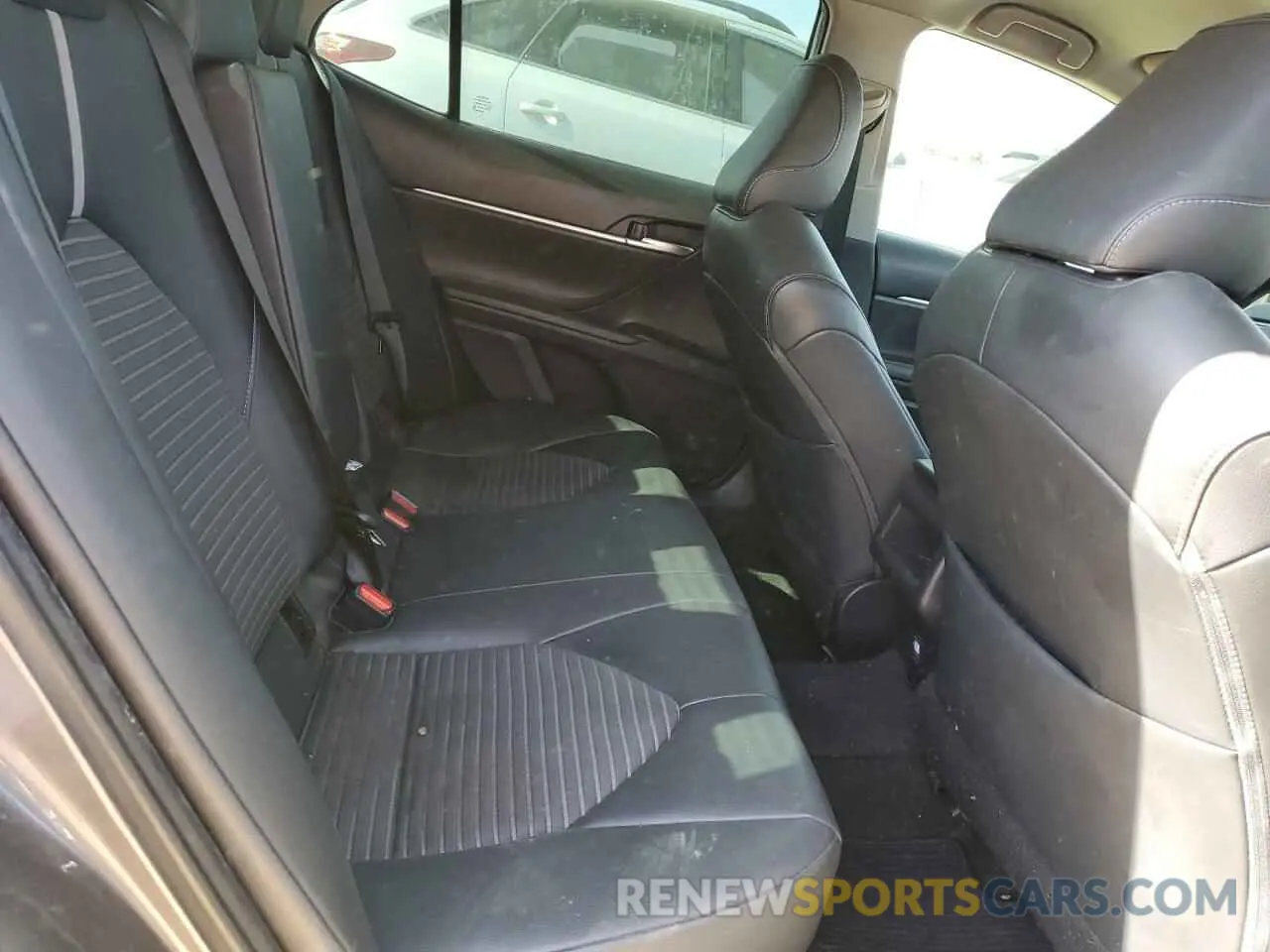 10 Photograph of a damaged car 4T1B11HK3KU749464 TOYOTA CAMRY 2019