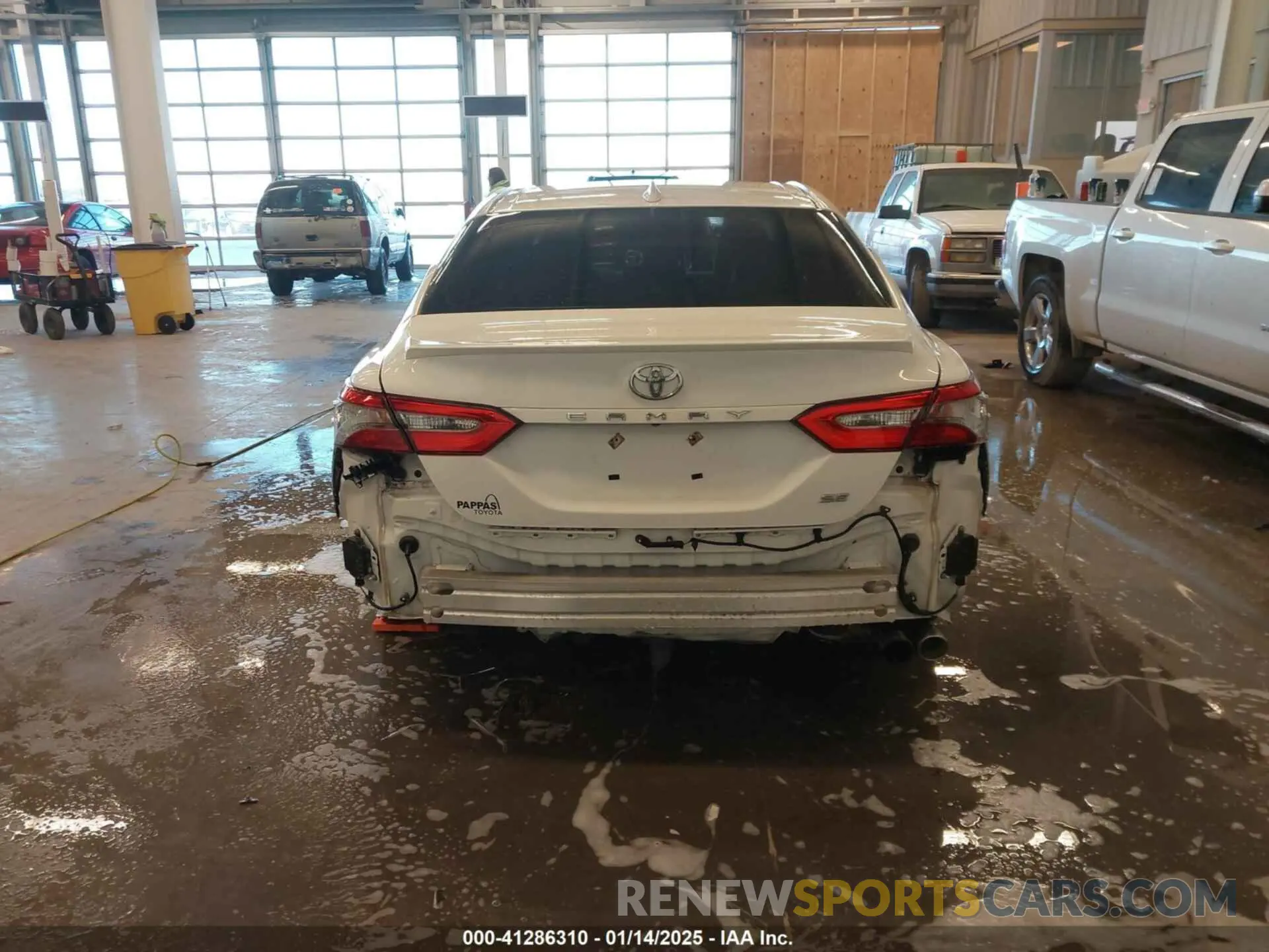 16 Photograph of a damaged car 4T1B11HK4KU179538 TOYOTA CAMRY 2019