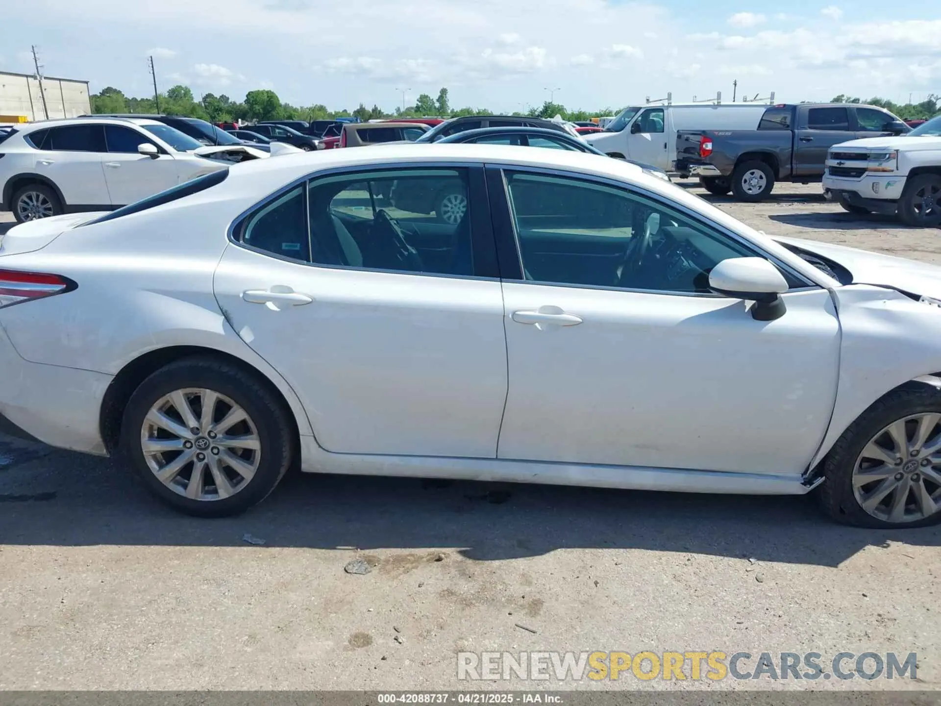 14 Photograph of a damaged car 4T1B11HK4KU180995 TOYOTA CAMRY 2019