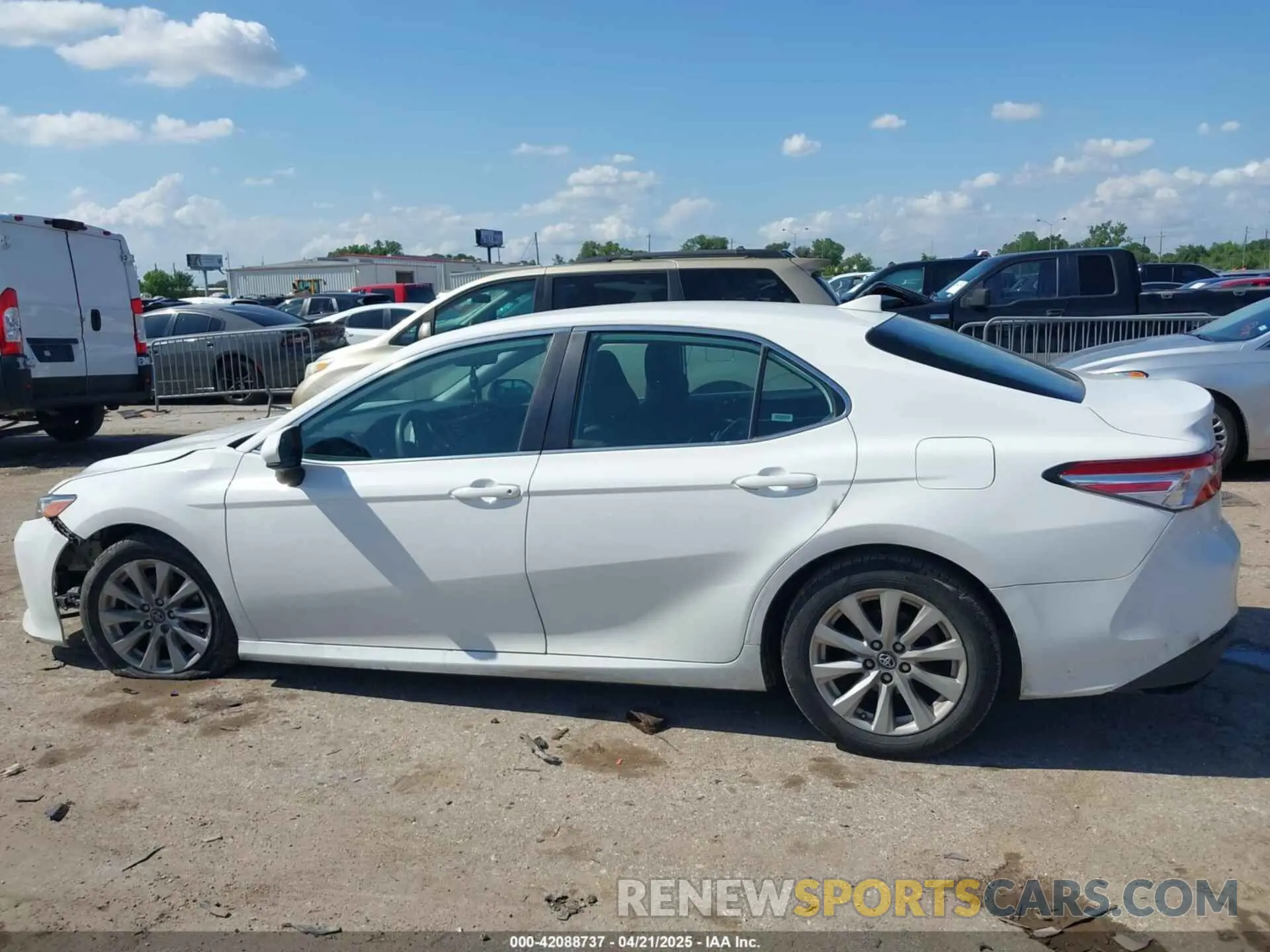 15 Photograph of a damaged car 4T1B11HK4KU180995 TOYOTA CAMRY 2019