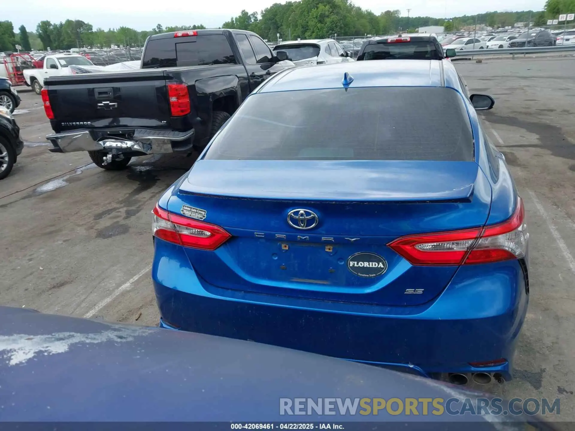 17 Photograph of a damaged car 4T1B11HK4KU215955 TOYOTA CAMRY 2019