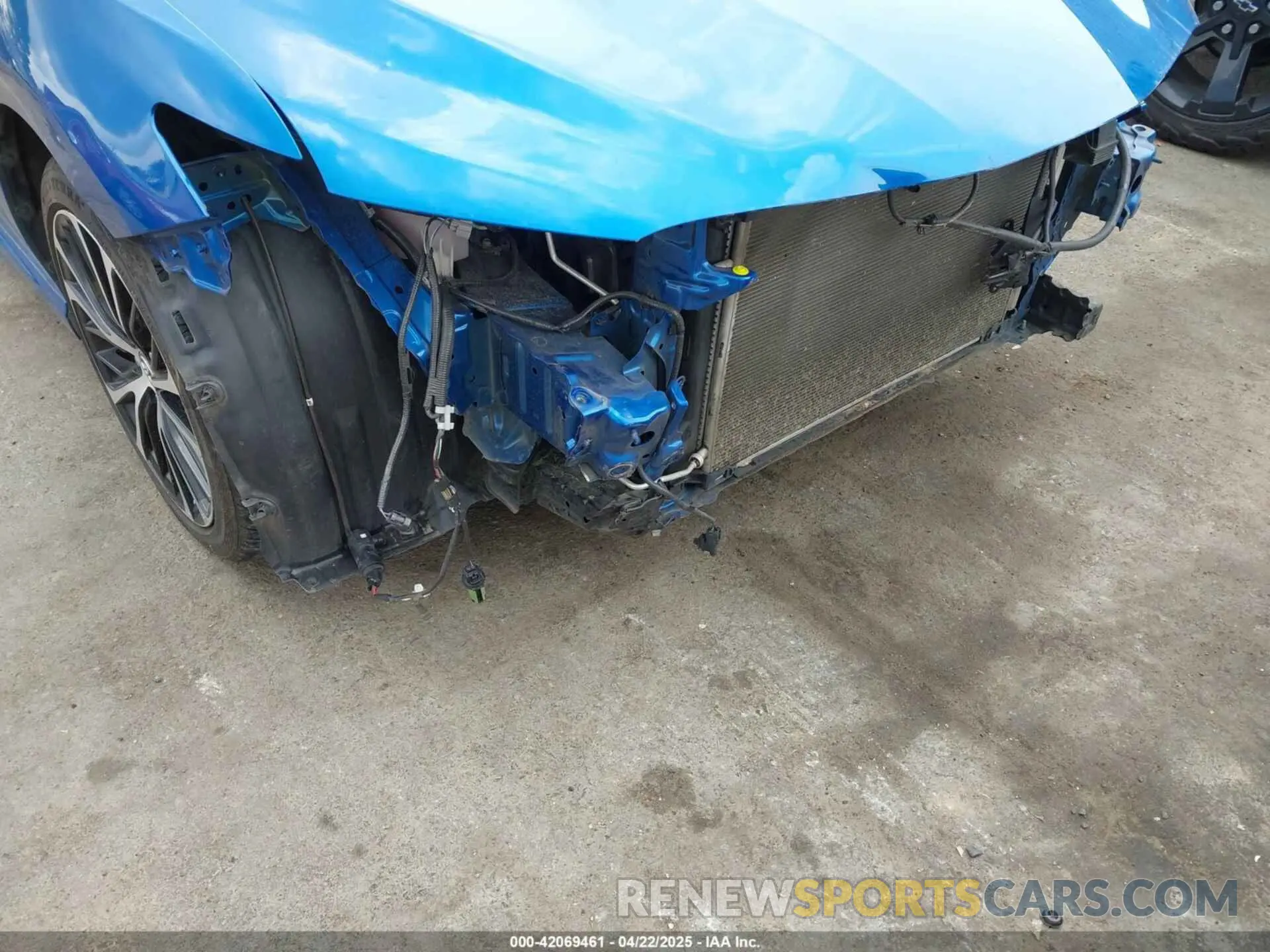 18 Photograph of a damaged car 4T1B11HK4KU215955 TOYOTA CAMRY 2019