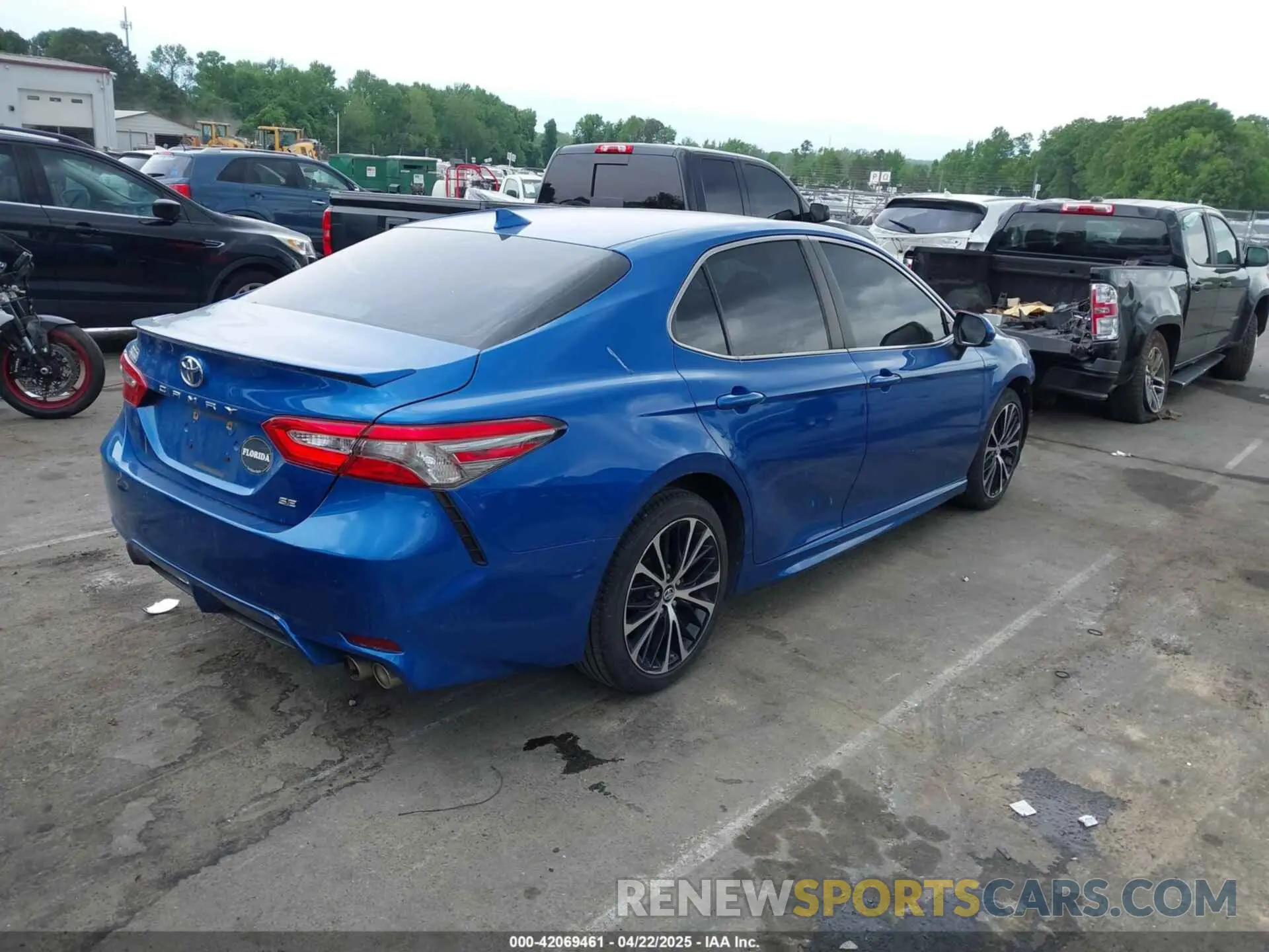 4 Photograph of a damaged car 4T1B11HK4KU215955 TOYOTA CAMRY 2019