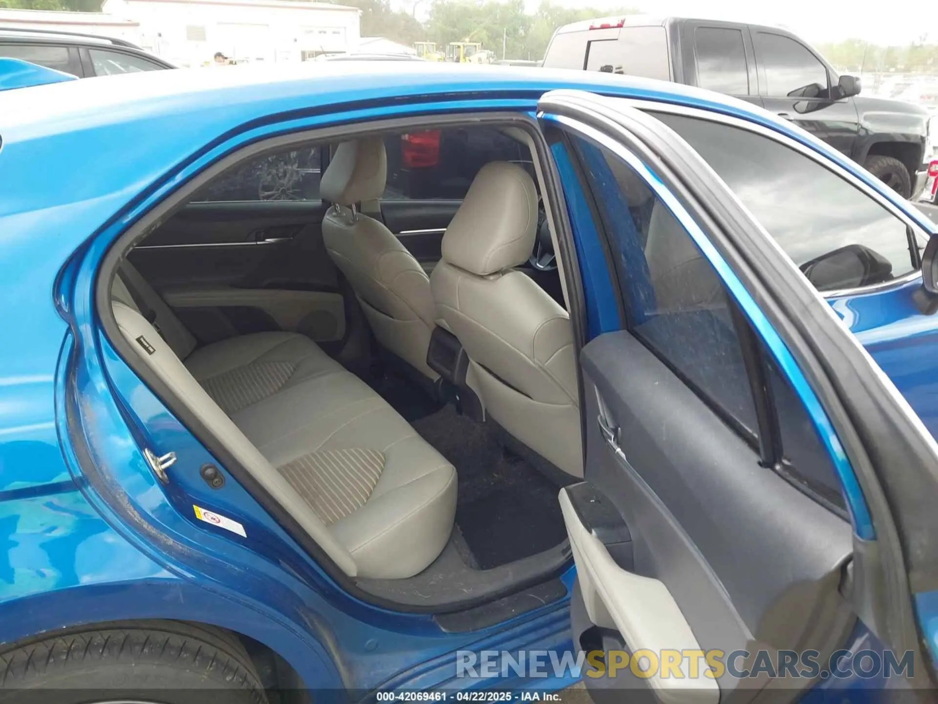 8 Photograph of a damaged car 4T1B11HK4KU215955 TOYOTA CAMRY 2019