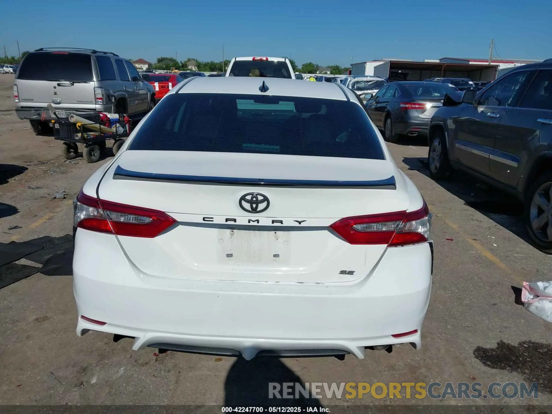 16 Photograph of a damaged car 4T1B11HK4KU264525 TOYOTA CAMRY 2019