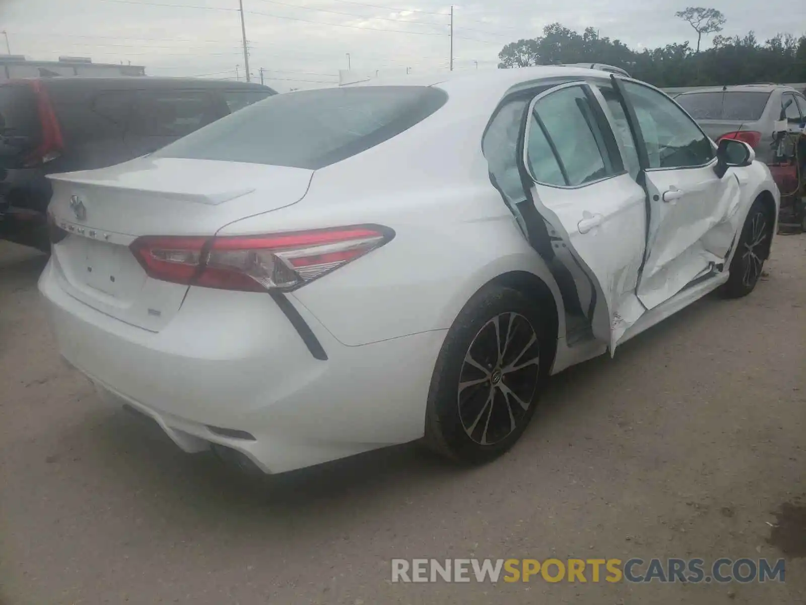 4 Photograph of a damaged car 4T1B11HK4KU276285 TOYOTA CAMRY 2019