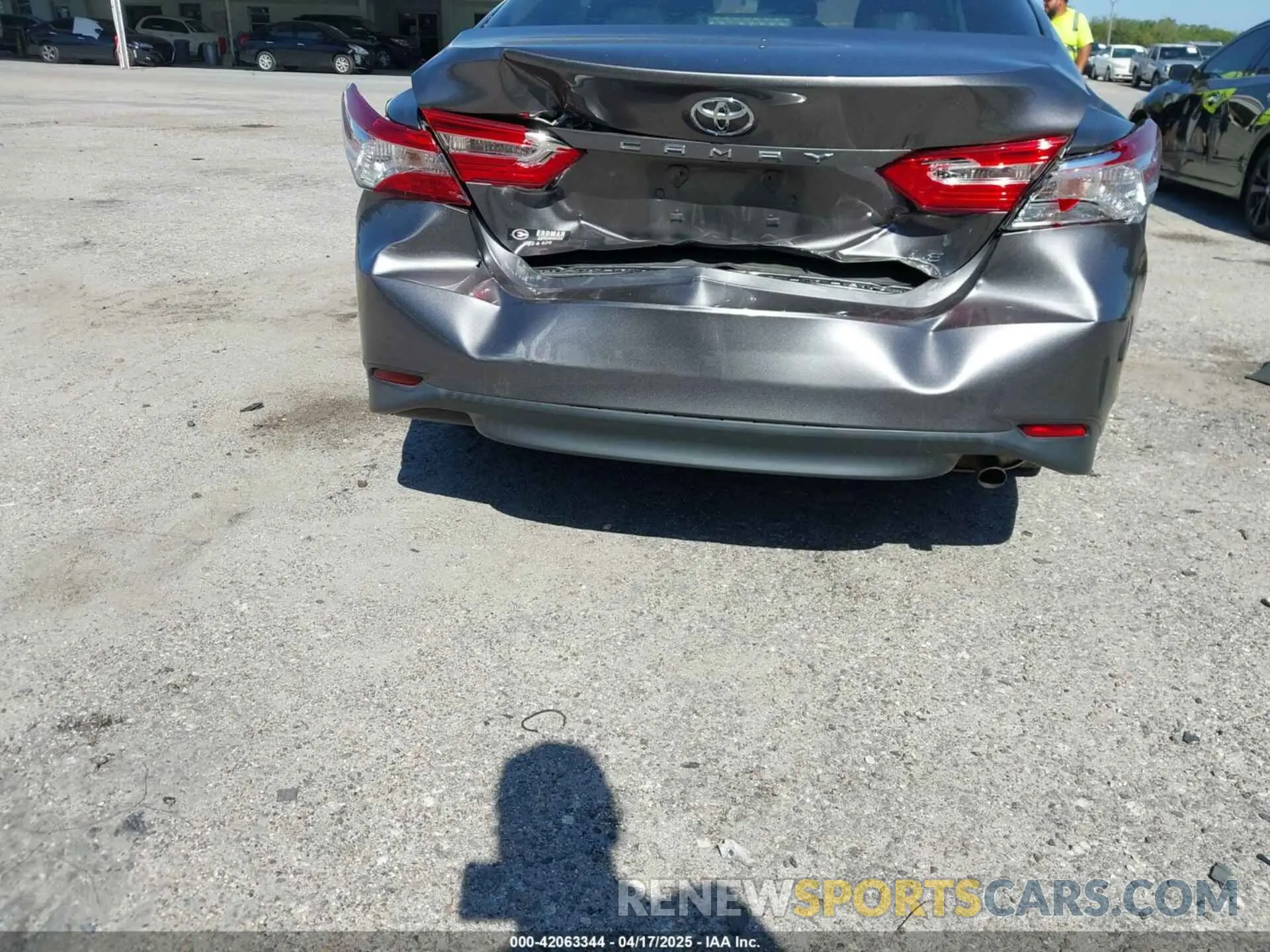 16 Photograph of a damaged car 4T1B11HK4KU286959 TOYOTA CAMRY 2019