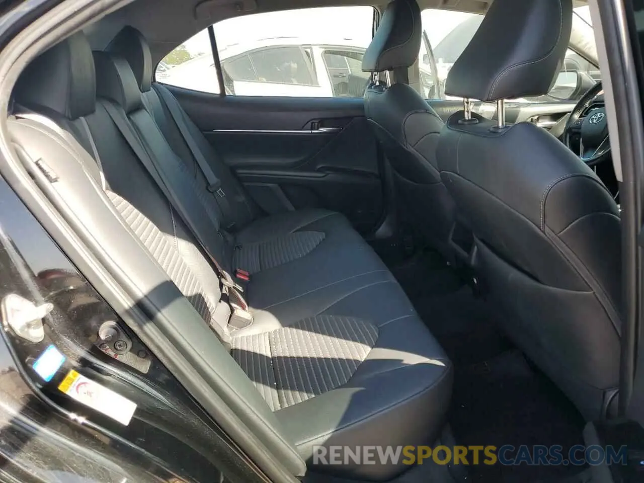 10 Photograph of a damaged car 4T1B11HK4KU695575 TOYOTA CAMRY 2019