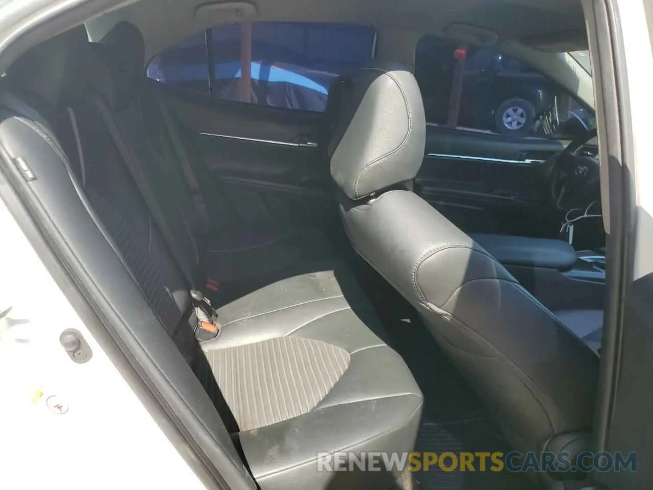 10 Photograph of a damaged car 4T1B11HK4KU718014 TOYOTA CAMRY 2019