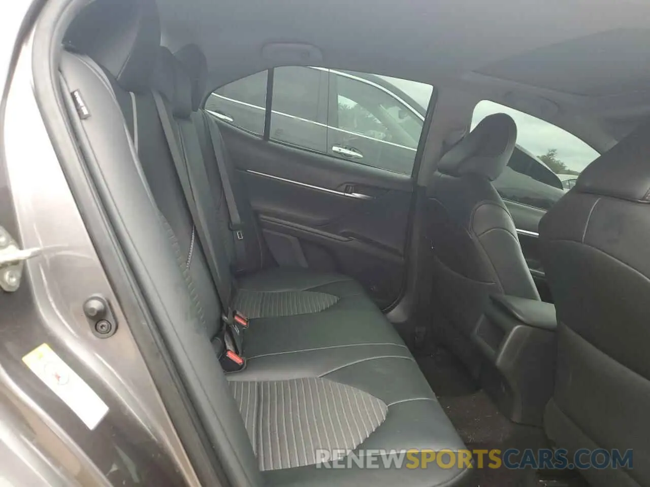 10 Photograph of a damaged car 4T1B11HK4KU728302 TOYOTA CAMRY 2019