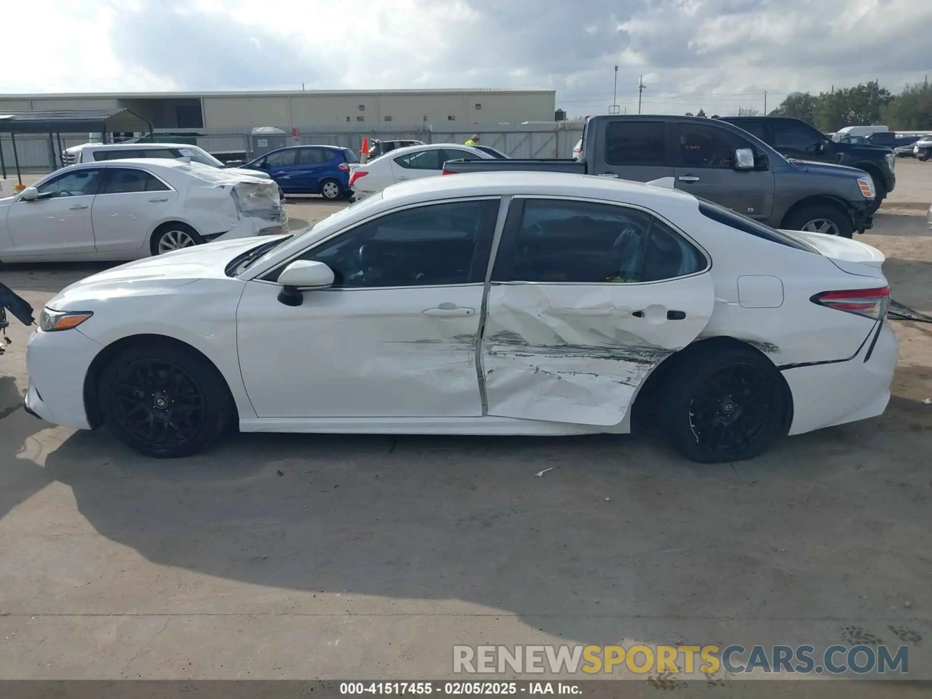 13 Photograph of a damaged car 4T1B11HK4KU757217 TOYOTA CAMRY 2019