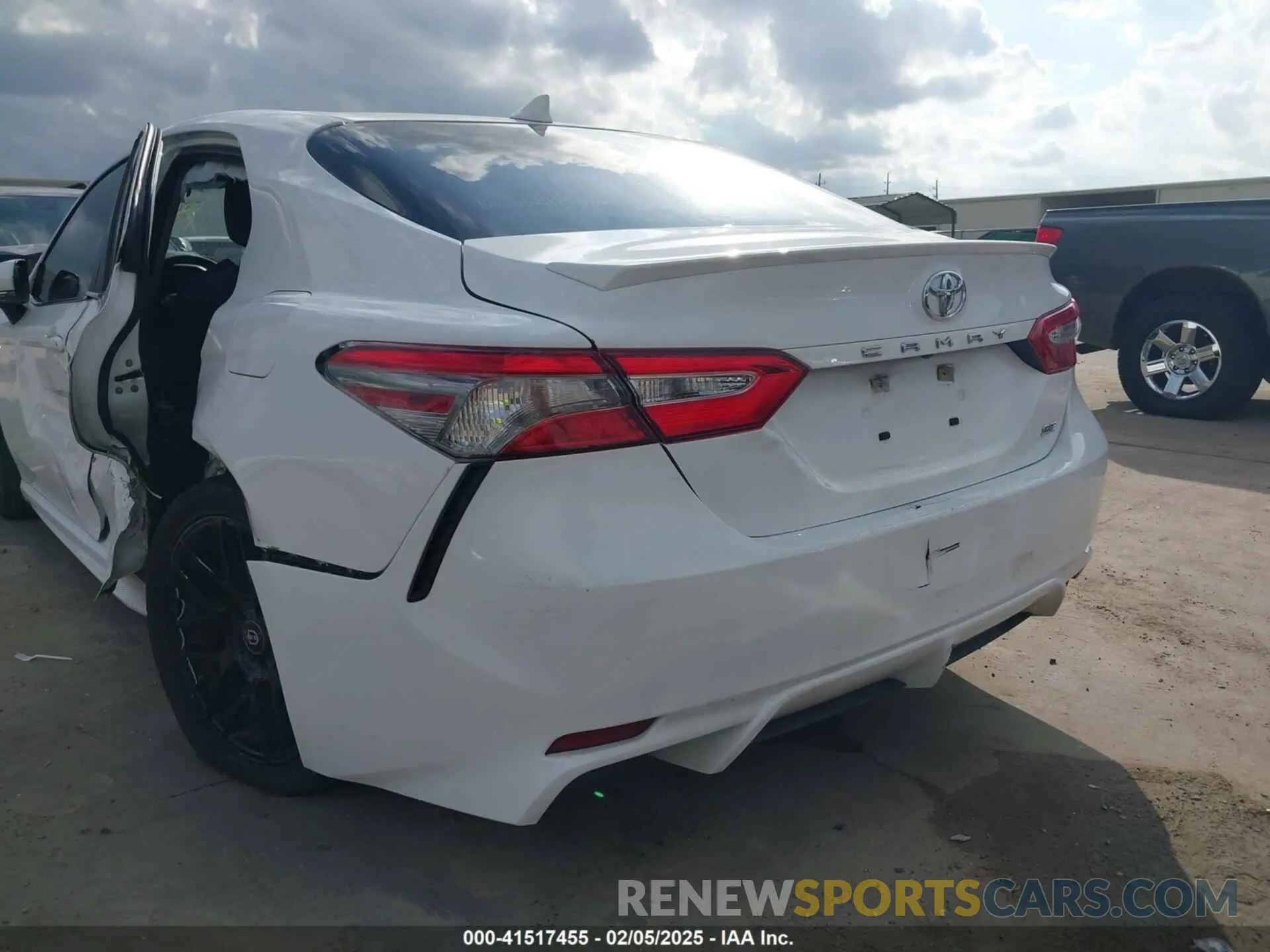 16 Photograph of a damaged car 4T1B11HK4KU757217 TOYOTA CAMRY 2019