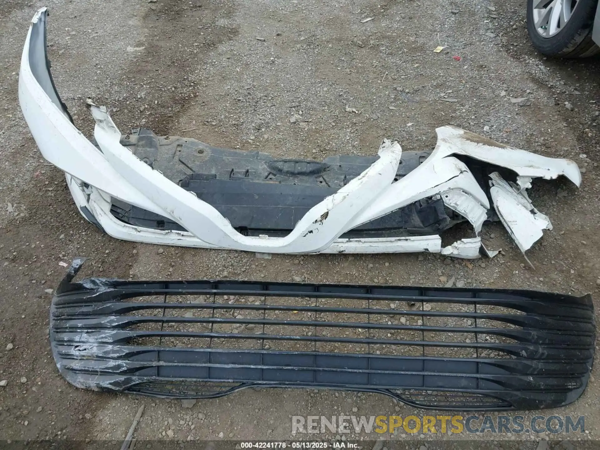 18 Photograph of a damaged car 4T1B11HK4KU765320 TOYOTA CAMRY 2019