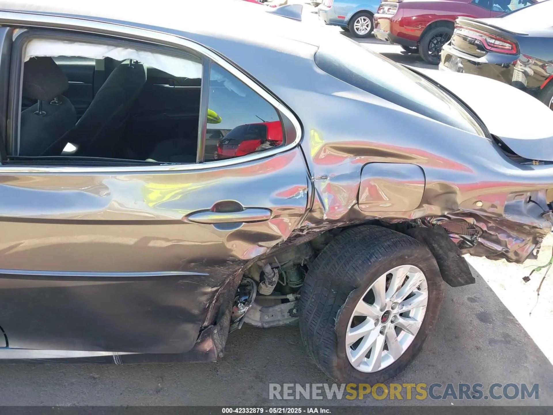 18 Photograph of a damaged car 4T1B11HK4KU781985 TOYOTA CAMRY 2019