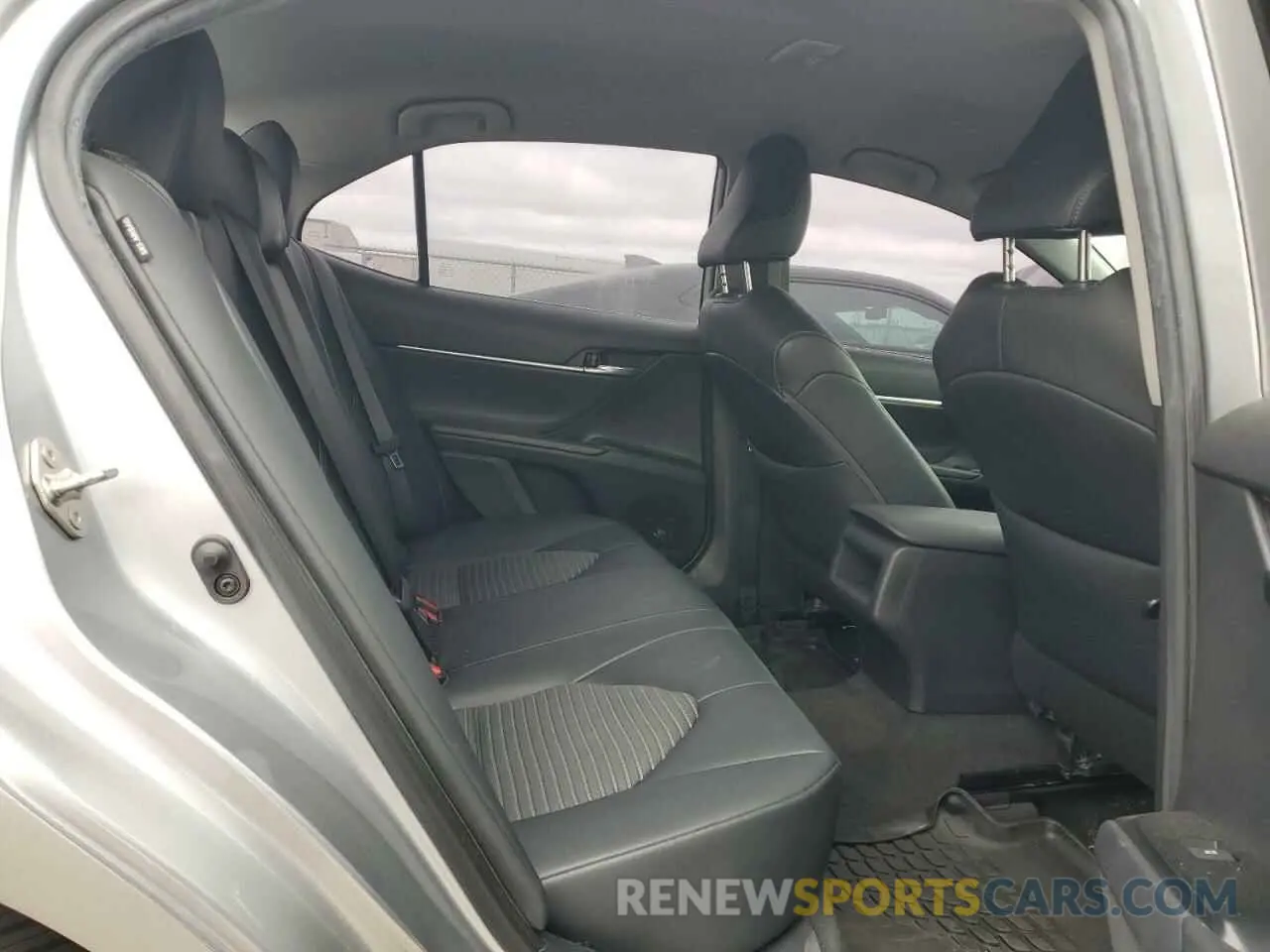 10 Photograph of a damaged car 4T1B11HK4KU830778 TOYOTA CAMRY 2019