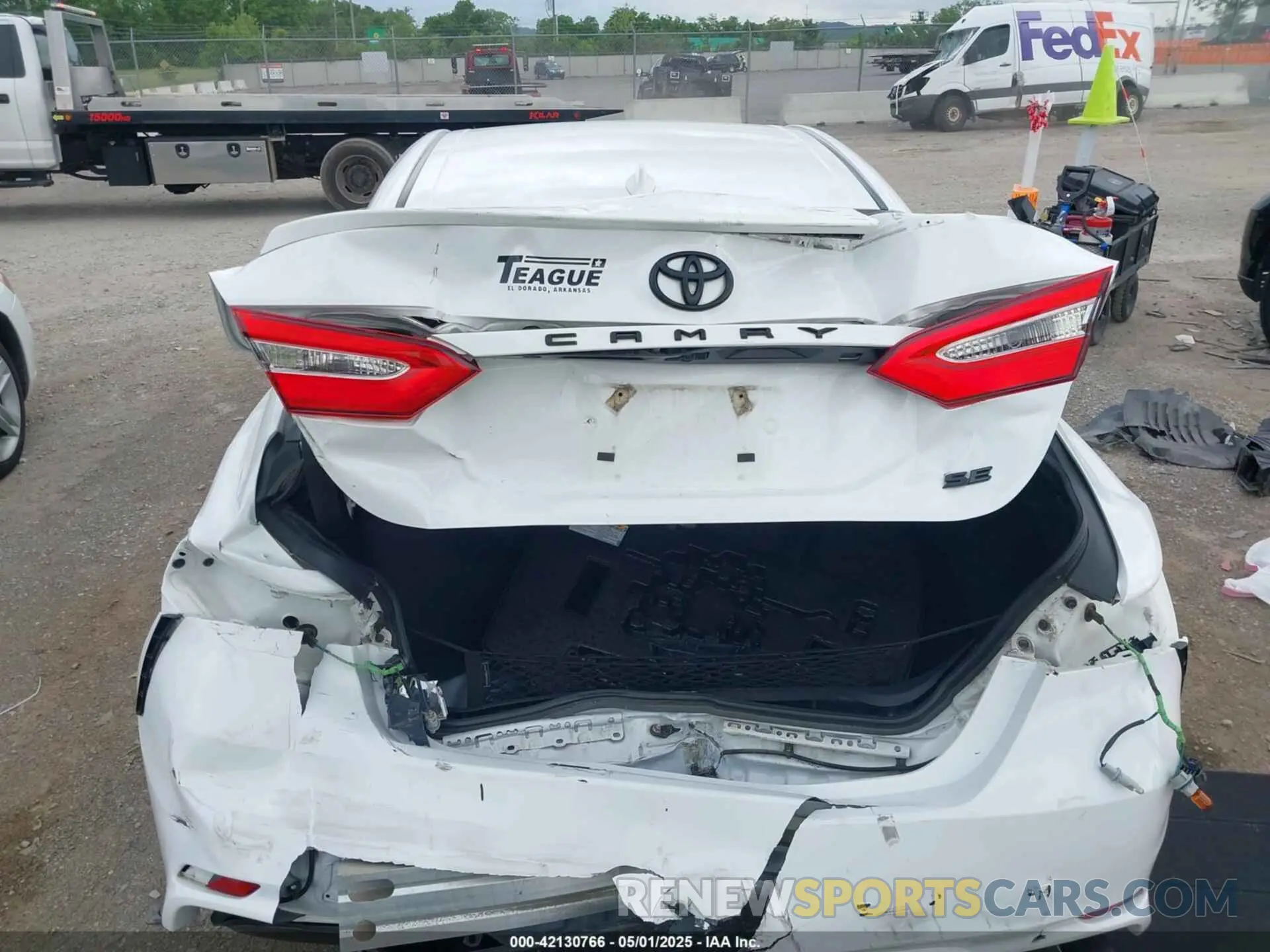 16 Photograph of a damaged car 4T1B11HK4KU833163 TOYOTA CAMRY 2019