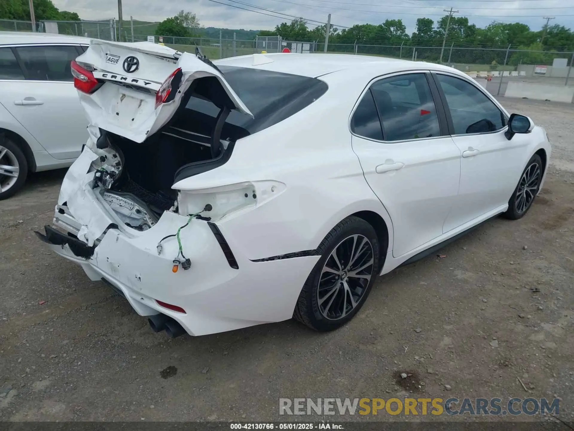 4 Photograph of a damaged car 4T1B11HK4KU833163 TOYOTA CAMRY 2019