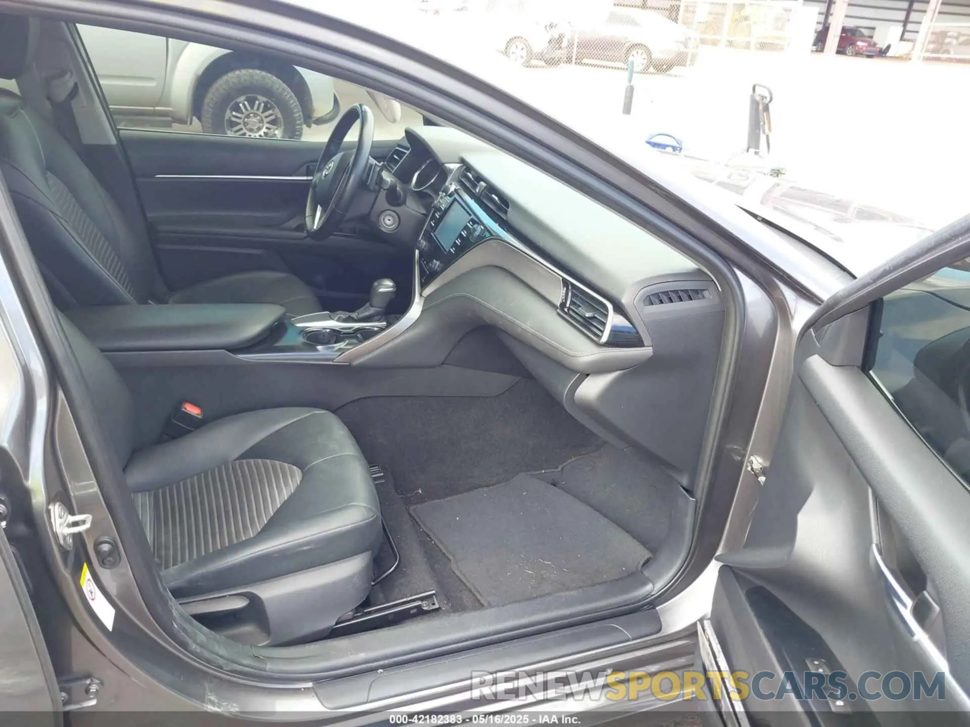5 Photograph of a damaged car 4T1B11HK5KU165065 TOYOTA CAMRY 2019