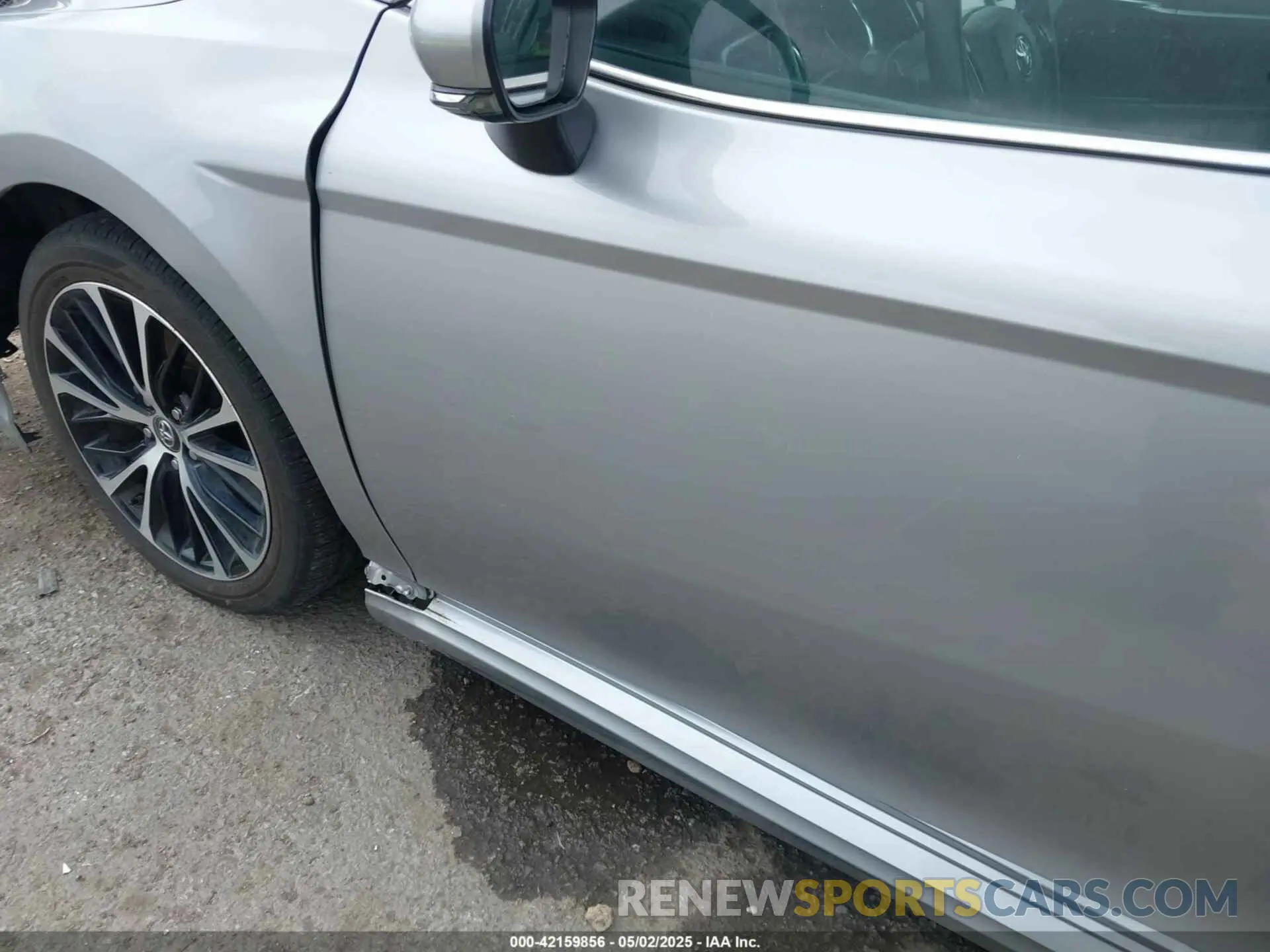 18 Photograph of a damaged car 4T1B11HK5KU186126 TOYOTA CAMRY 2019