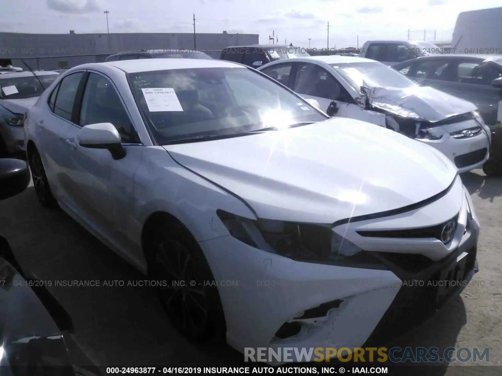 1 Photograph of a damaged car 4T1B11HK5KU204933 TOYOTA CAMRY 2019