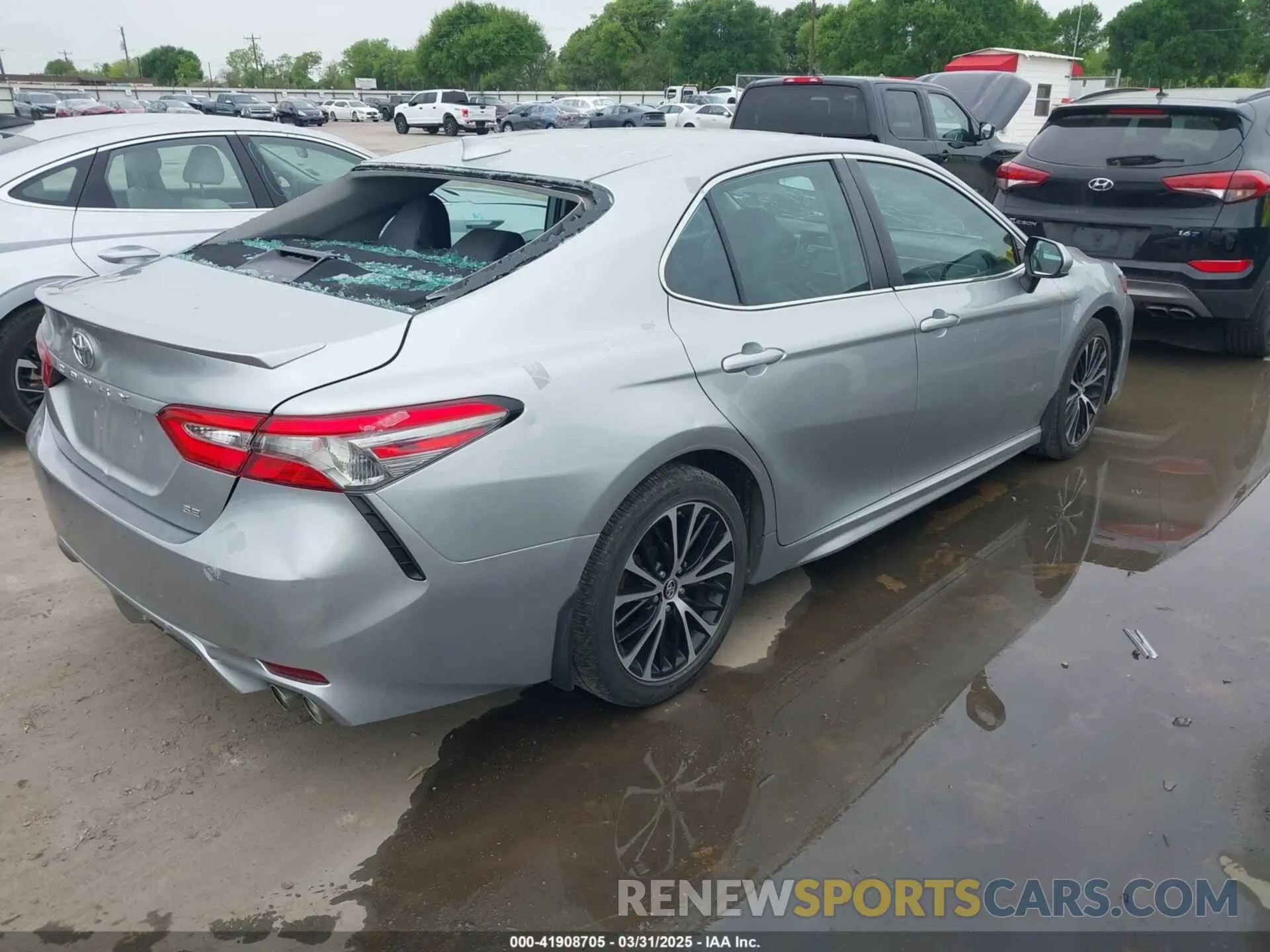 4 Photograph of a damaged car 4T1B11HK5KU207427 TOYOTA CAMRY 2019