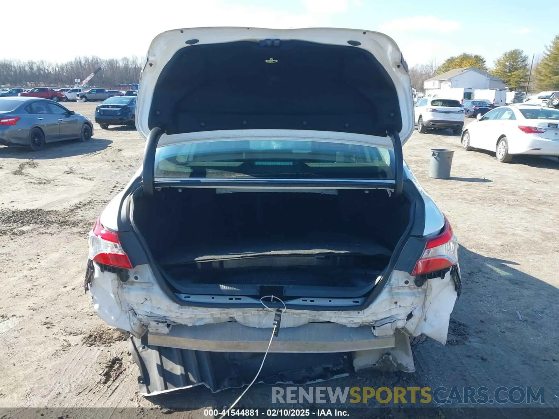 16 Photograph of a damaged car 4T1B11HK5KU253940 TOYOTA CAMRY 2019