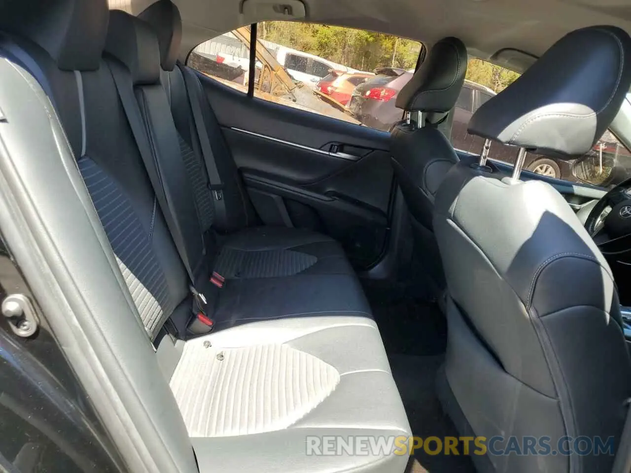 10 Photograph of a damaged car 4T1B11HK5KU257695 TOYOTA CAMRY 2019