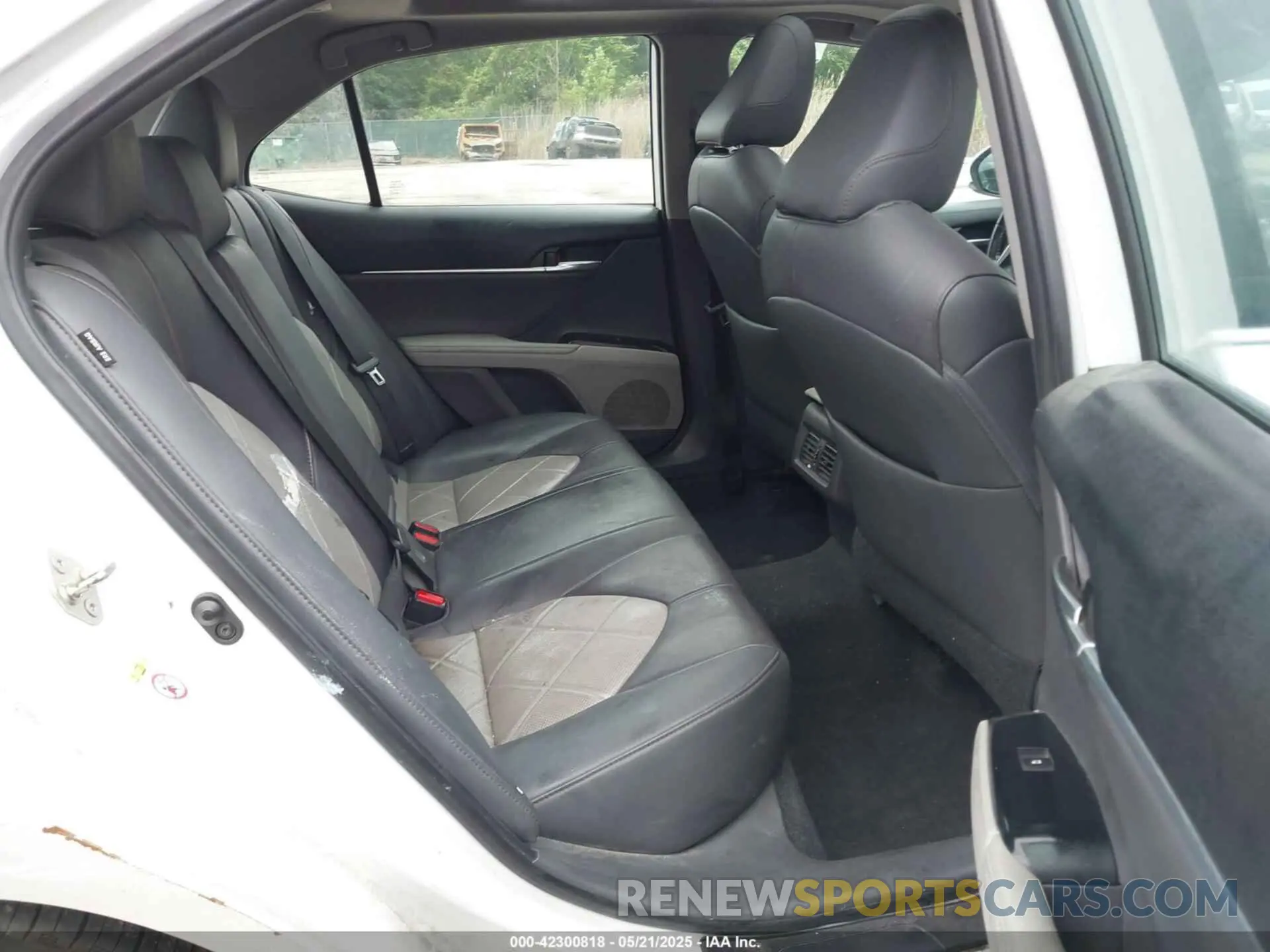 8 Photograph of a damaged car 4T1B11HK5KU720581 TOYOTA CAMRY 2019