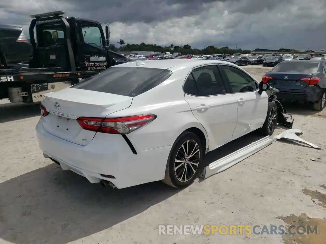 4 Photograph of a damaged car 4T1B11HK5KU742760 TOYOTA CAMRY 2019