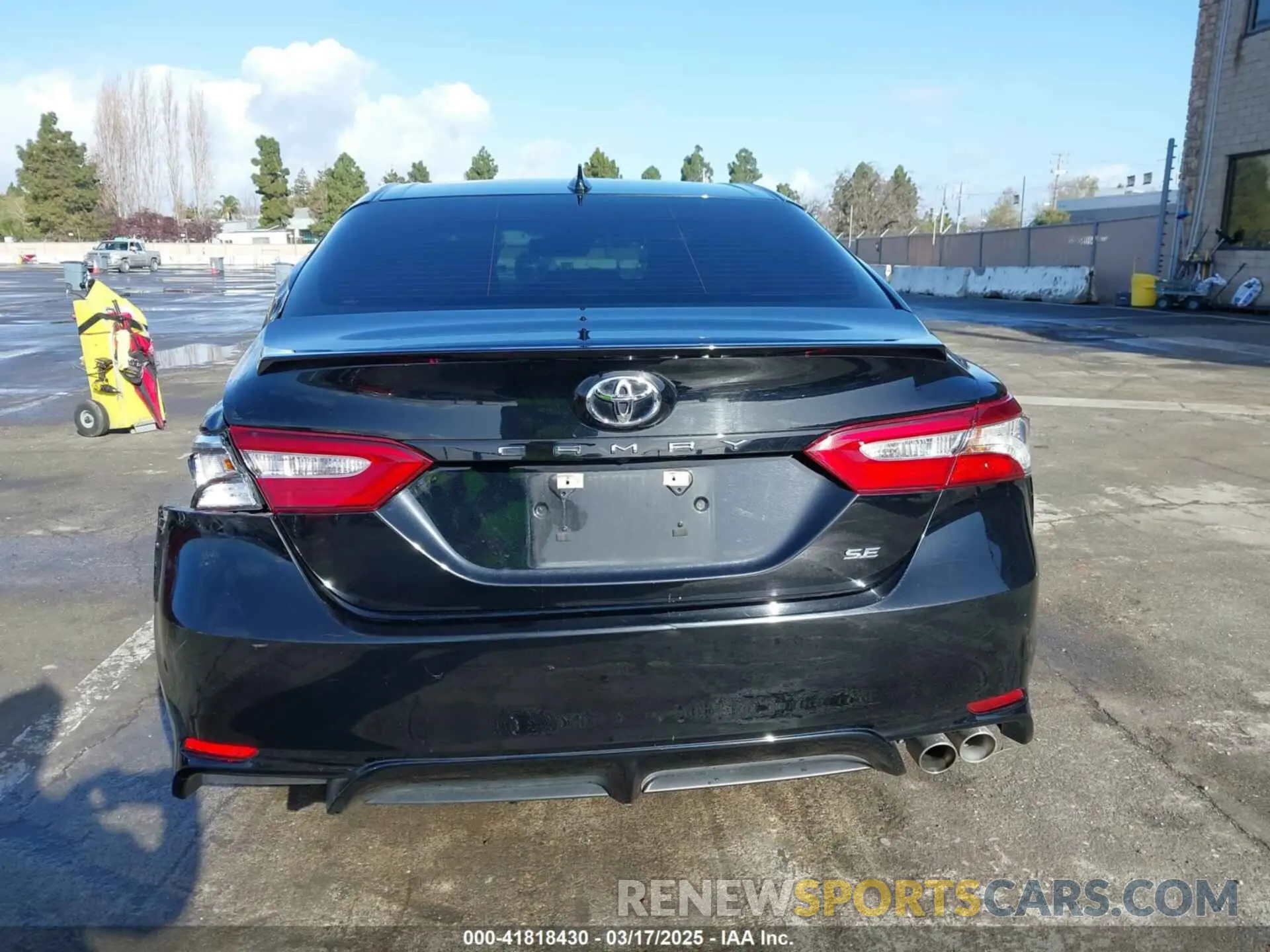 16 Photograph of a damaged car 4T1B11HK5KU752057 TOYOTA CAMRY 2019