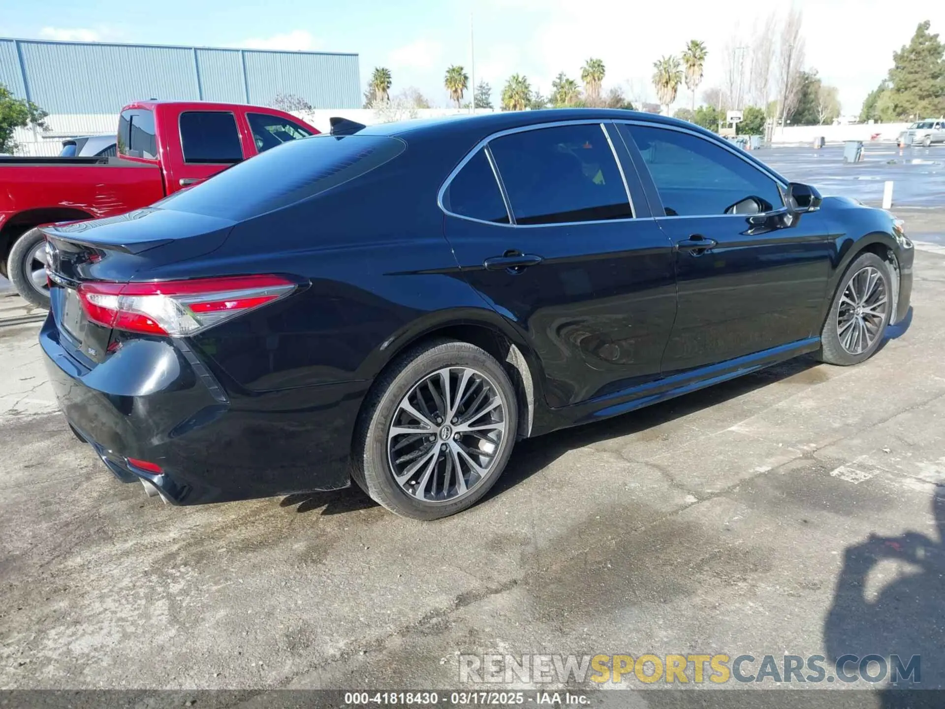 4 Photograph of a damaged car 4T1B11HK5KU752057 TOYOTA CAMRY 2019