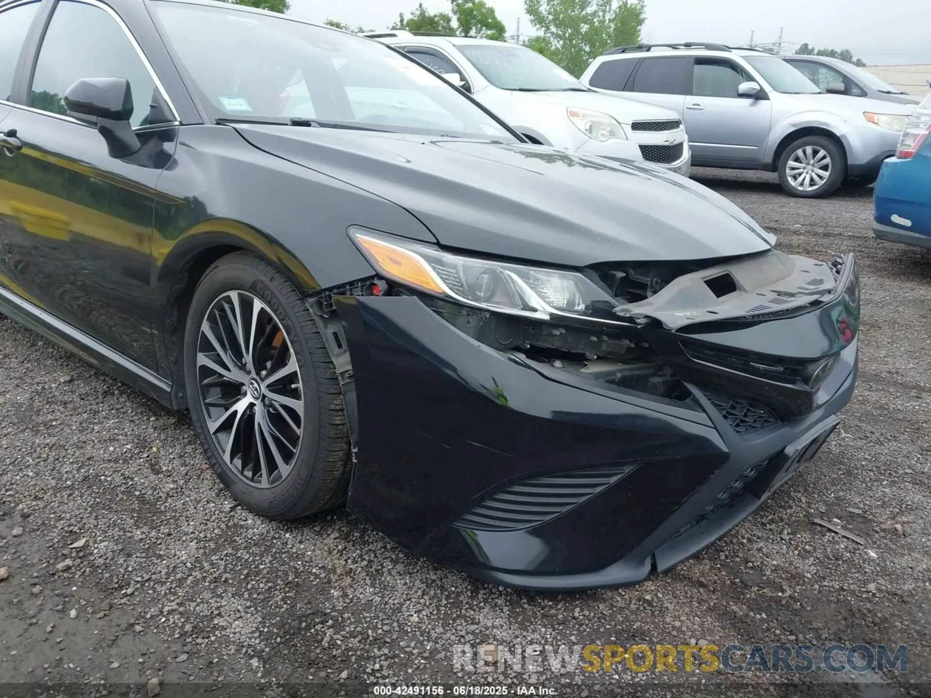 18 Photograph of a damaged car 4T1B11HK5KU768825 TOYOTA CAMRY 2019