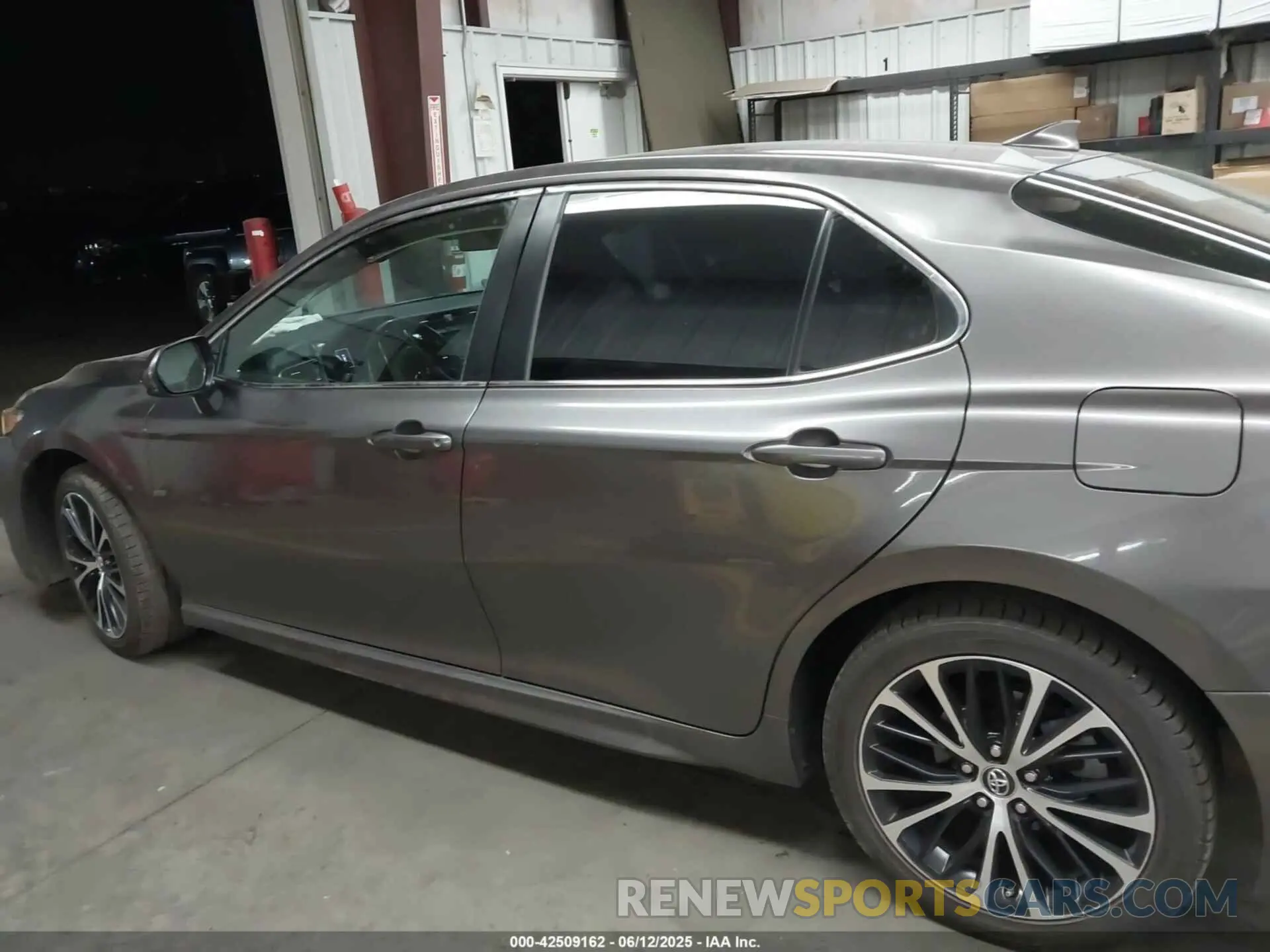 14 Photograph of a damaged car 4T1B11HK5KU808563 TOYOTA CAMRY 2019