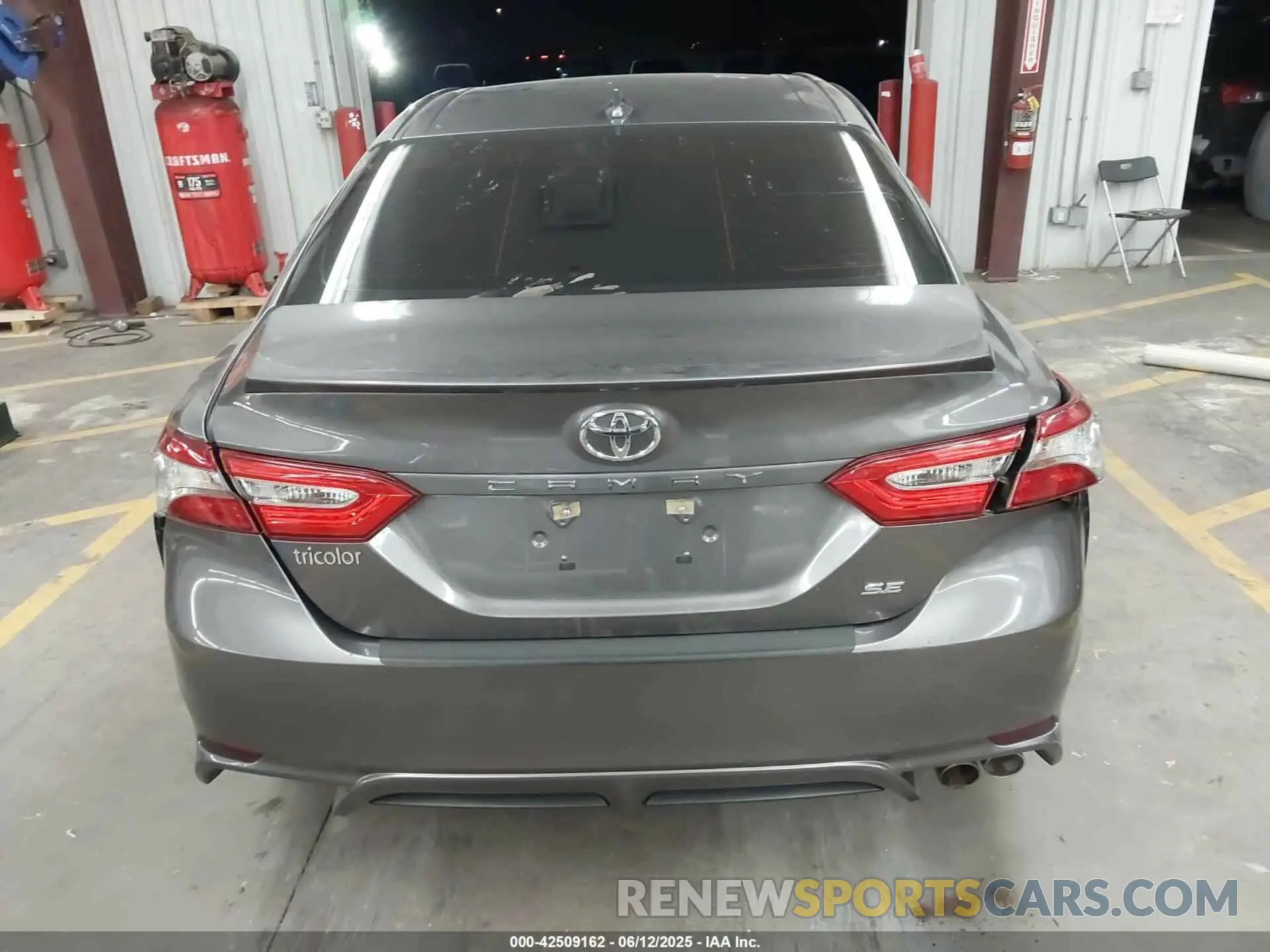 16 Photograph of a damaged car 4T1B11HK5KU808563 TOYOTA CAMRY 2019