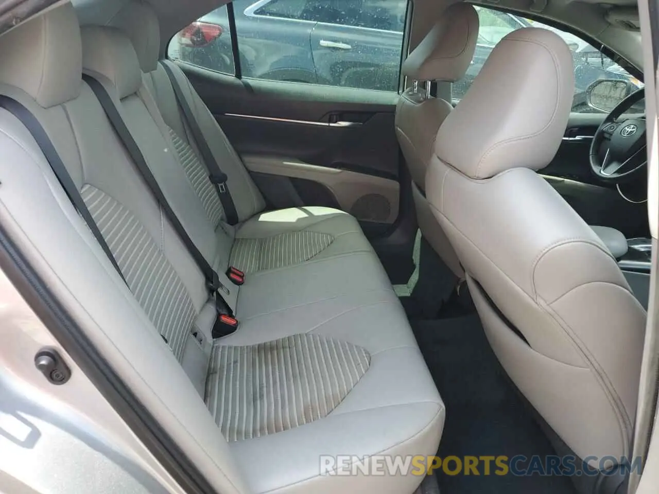 10 Photograph of a damaged car 4T1B11HK5KU823547 TOYOTA CAMRY 2019