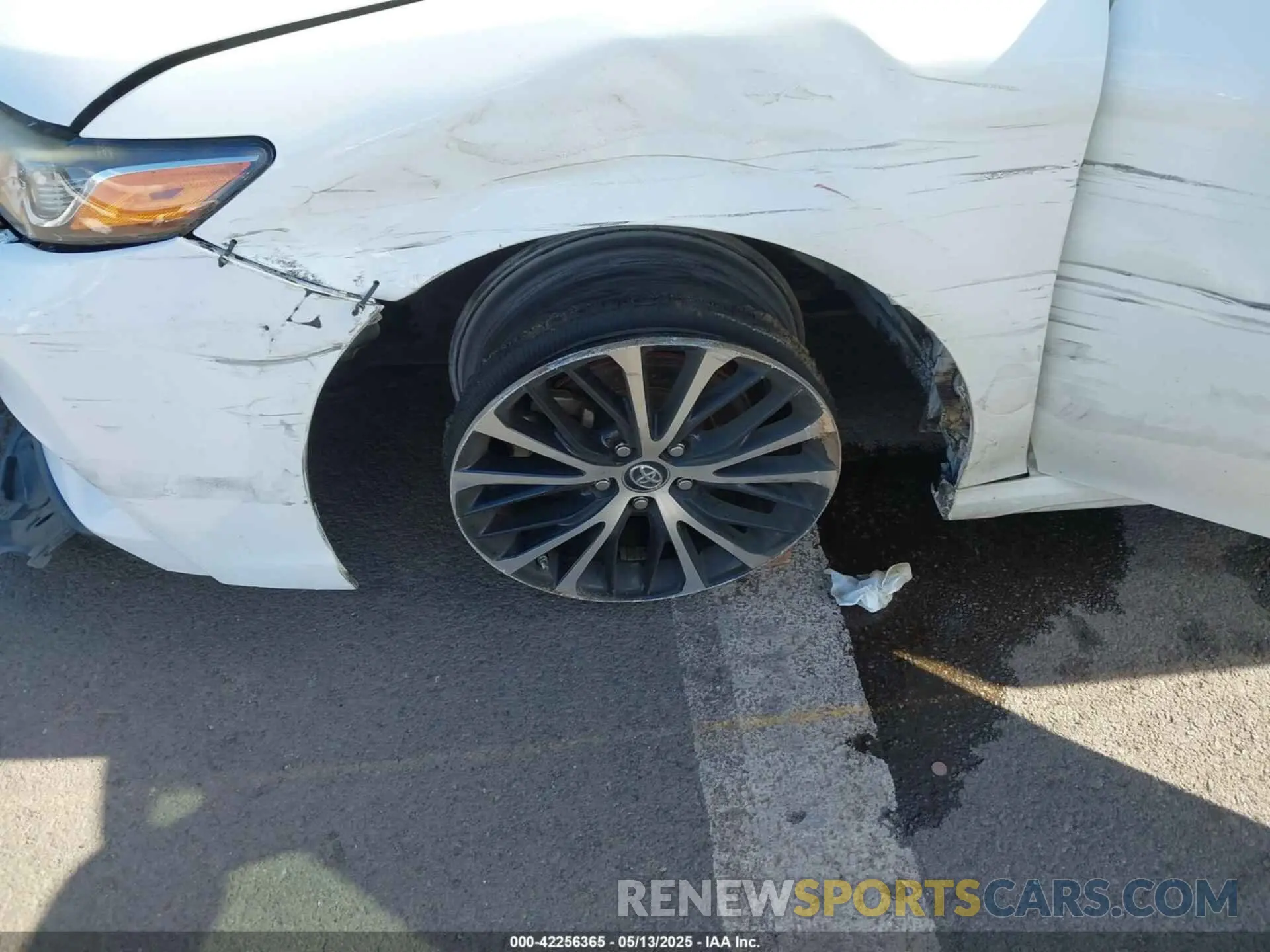 18 Photograph of a damaged car 4T1B11HK5KU842132 TOYOTA CAMRY 2019