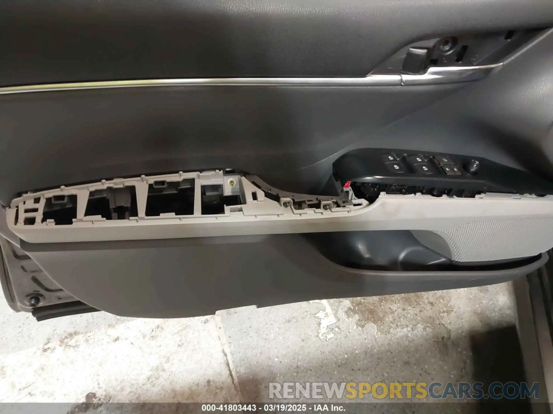 19 Photograph of a damaged car 4T1B11HK5KU852482 TOYOTA CAMRY 2019