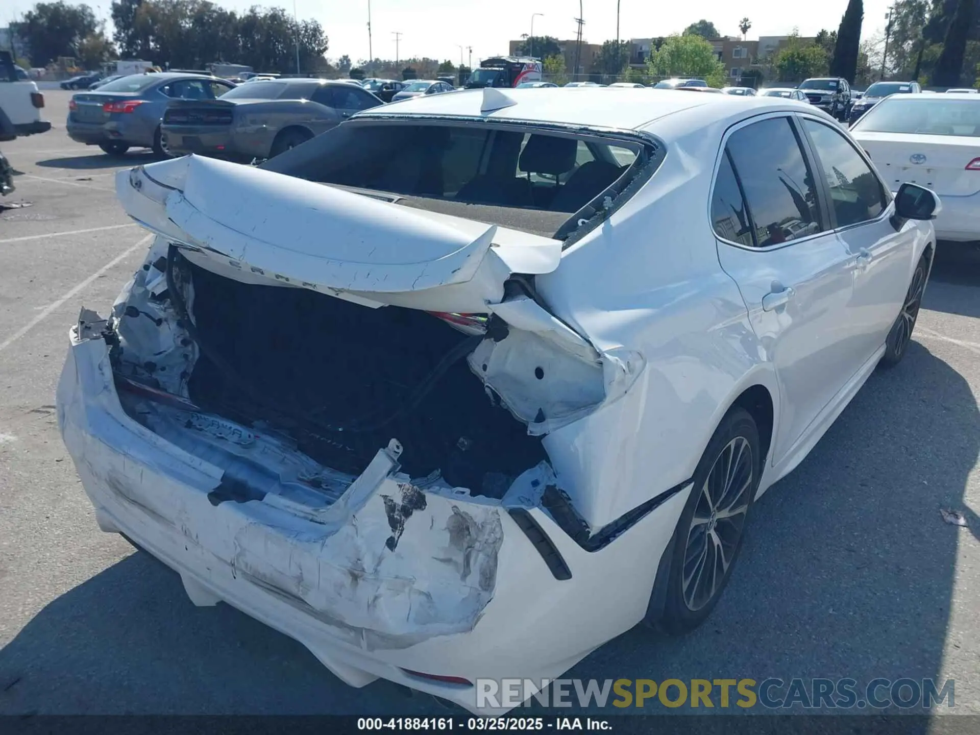 4 Photograph of a damaged car 4T1B11HK6KU684612 TOYOTA CAMRY 2019