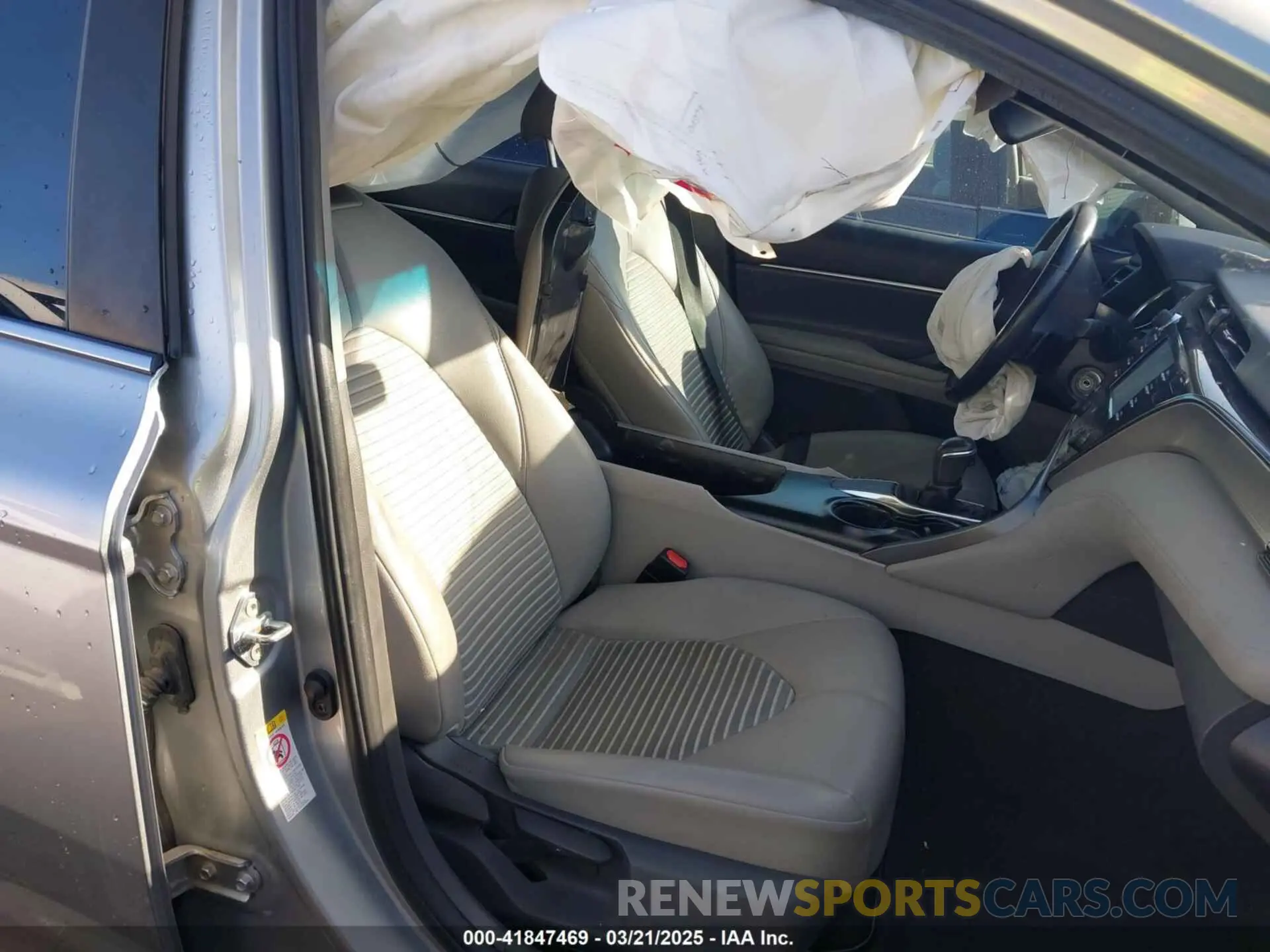 5 Photograph of a damaged car 4T1B11HK6KU692080 TOYOTA CAMRY 2019