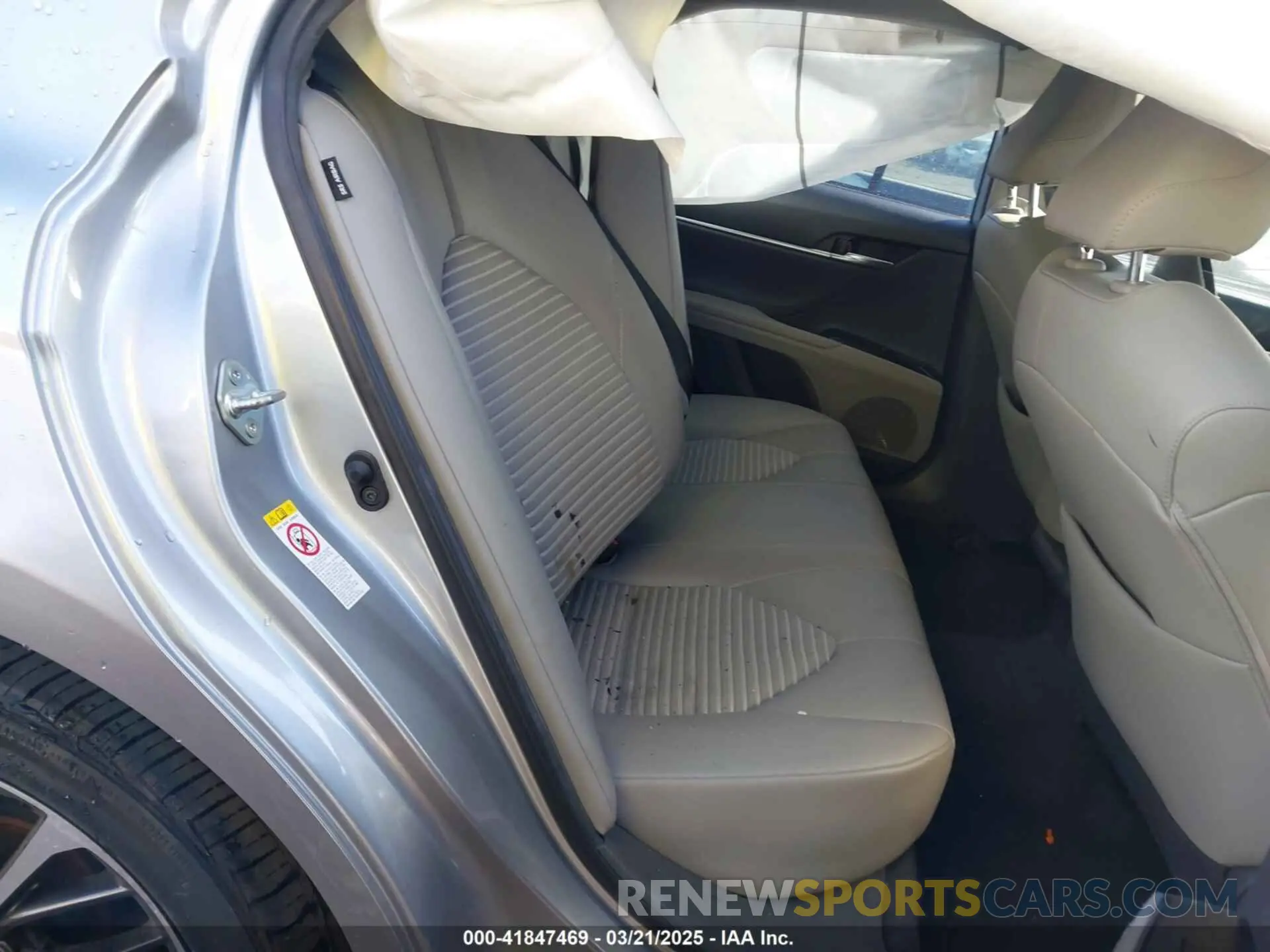 8 Photograph of a damaged car 4T1B11HK6KU692080 TOYOTA CAMRY 2019