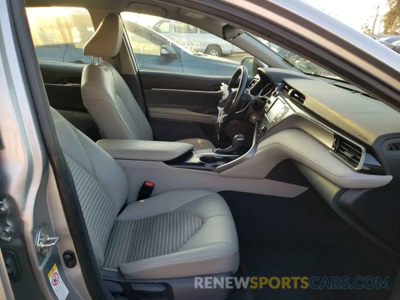 5 Photograph of a damaged car 4T1B11HK6KU716085 TOYOTA CAMRY 2019